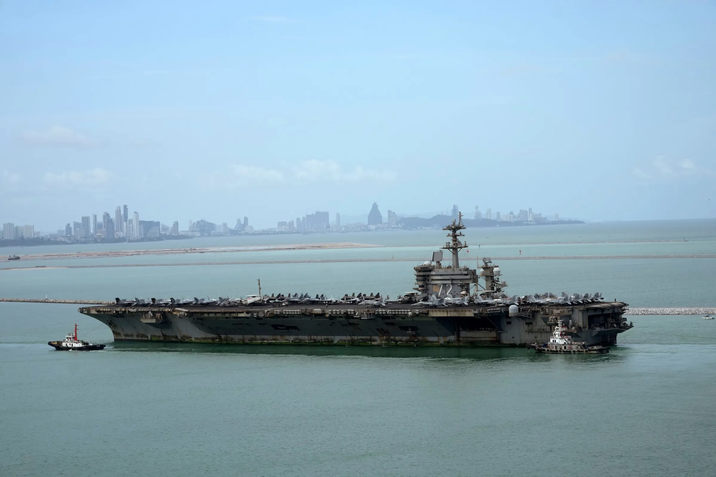 2026年9月2日，美國海軍航空母艦林肯號準備駛入泰國春武里府林查班港休整。（美聯社）