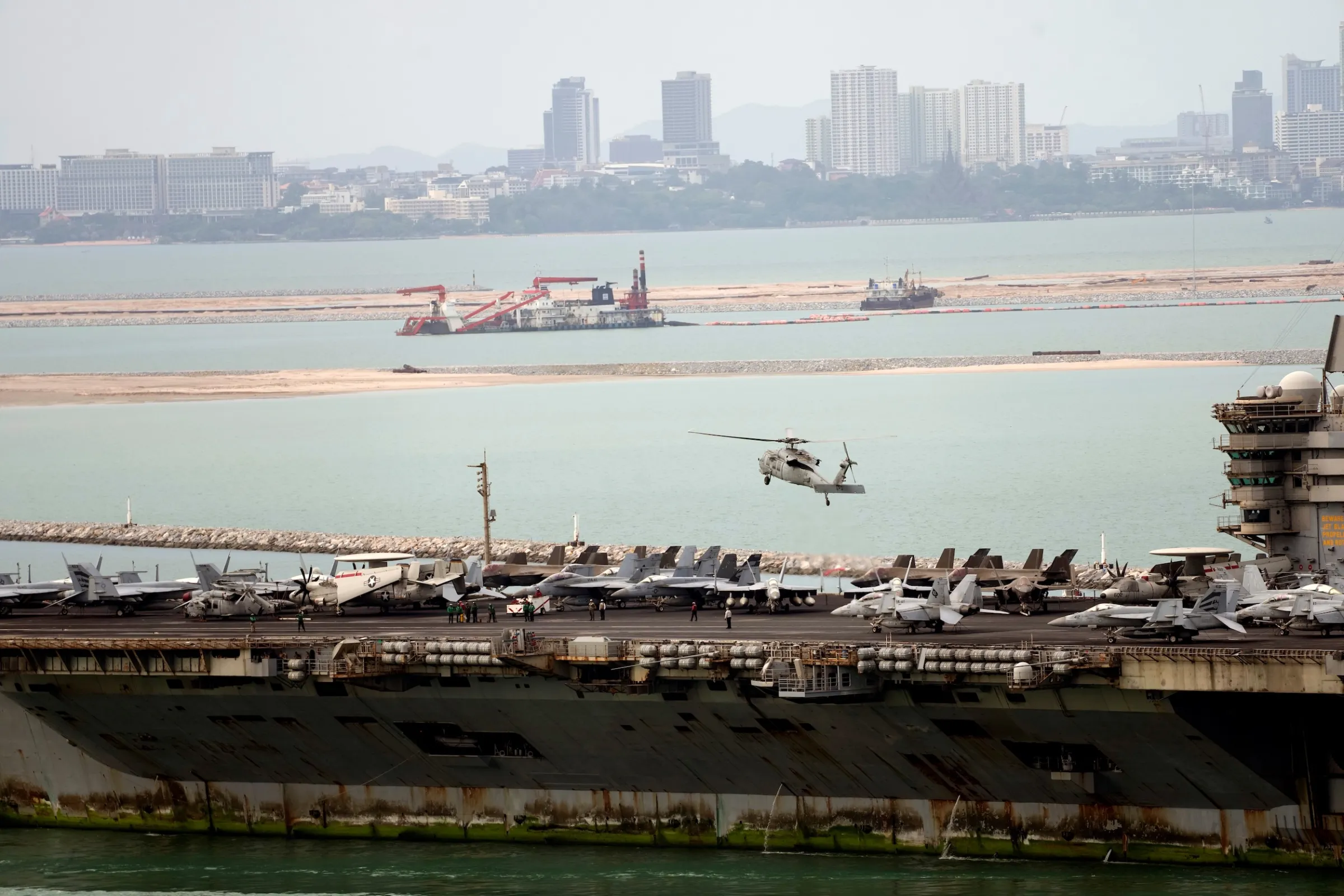 2026年9月2日，美國海軍航空母艦林肯號準備駛入泰國春武里府林查班港休整。（美聯社）