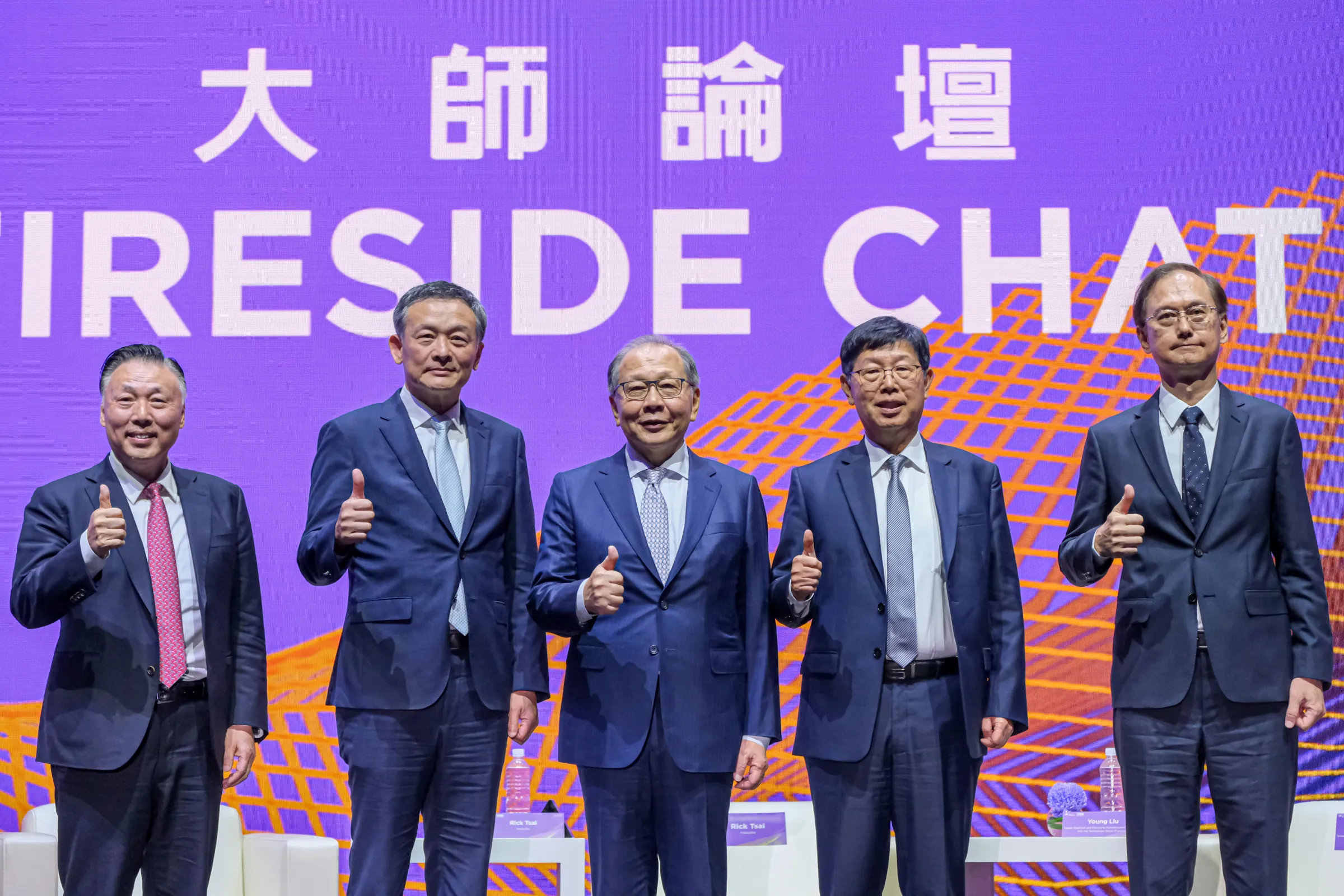 20260902-SEMICON大師論壇之爐邊對談2日於南港展覽館舉行，左起為日月光半導體執行長吳田玉、台積電副總經理暨副共同營運長侯永清、聯發科技執行長蔡力行、鴻海董事長劉揚偉、欣興電子董事長簡山傑進行合照。（劉偉宏攝）