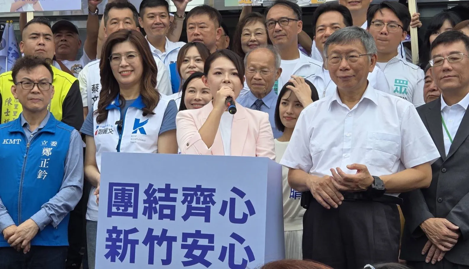 新竹市長高虹安2日在民眾黨創黨主席柯文哲、國民黨主席鄭麗文及眾多藍白支持者陪同下，前往新竹市選委會完成競選登記手續。（圖/方詠騰攝）
