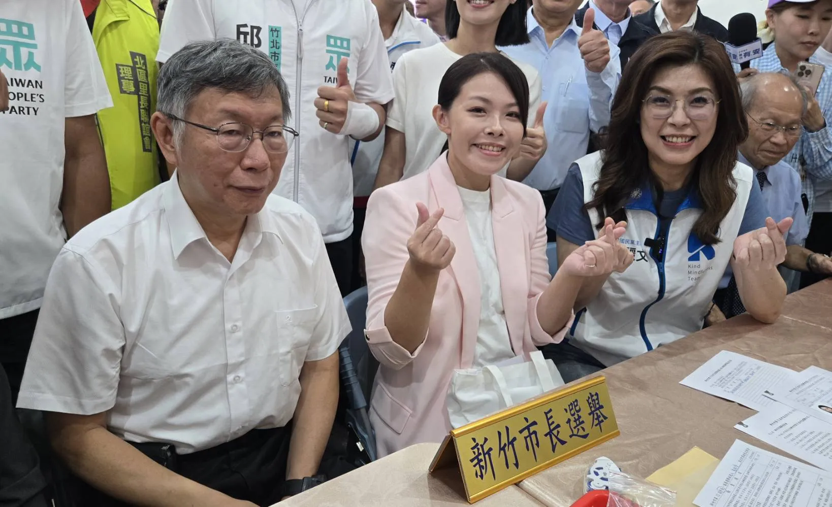 在柯文哲、鄭麗文左右護法下，高虹安順利完成競選登記。（圖/方詠騰攝）