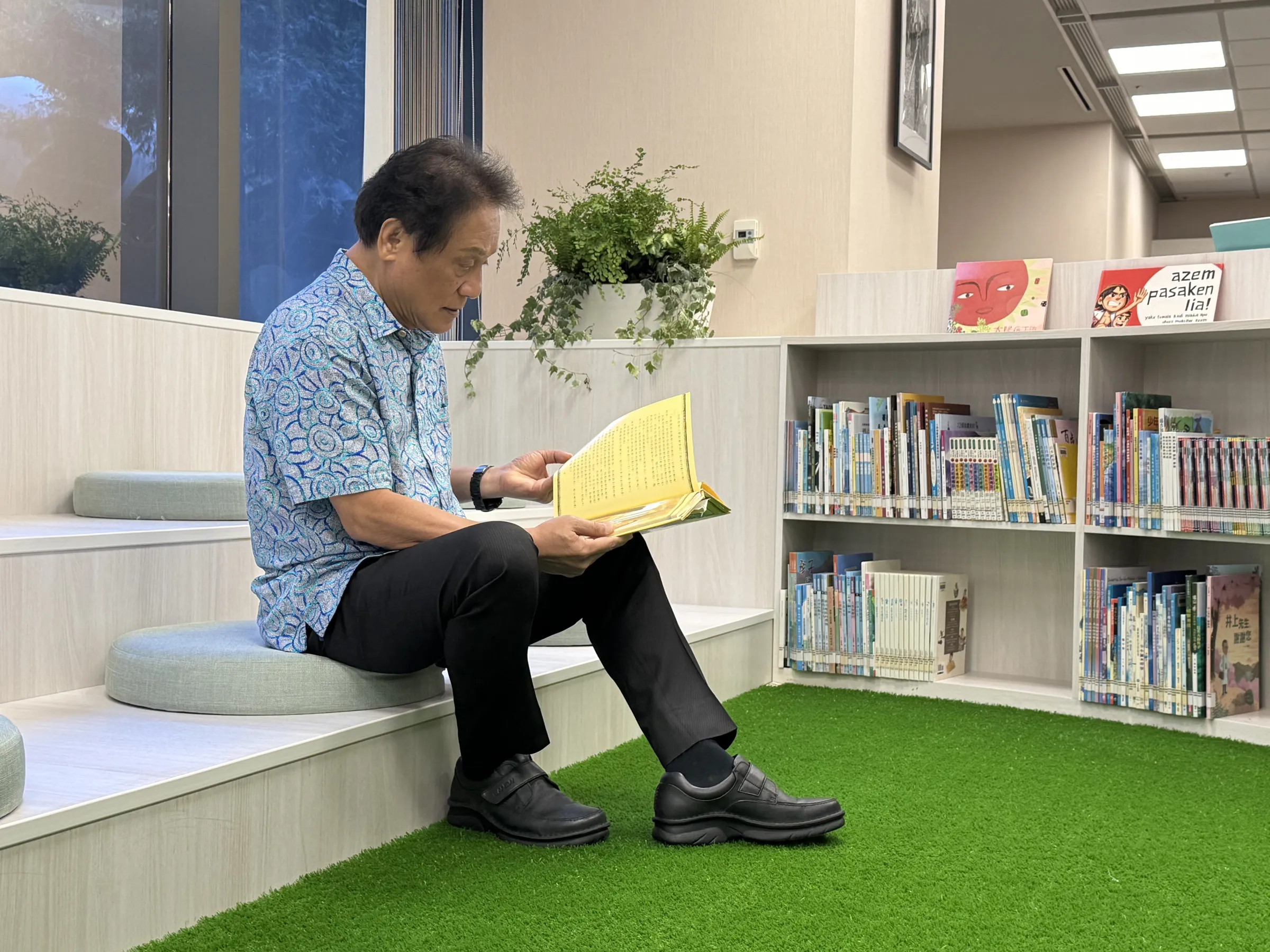 原住民族委員會主任委員曾智勇於閱讀區翻閱書籍。（攝／林于仙）
