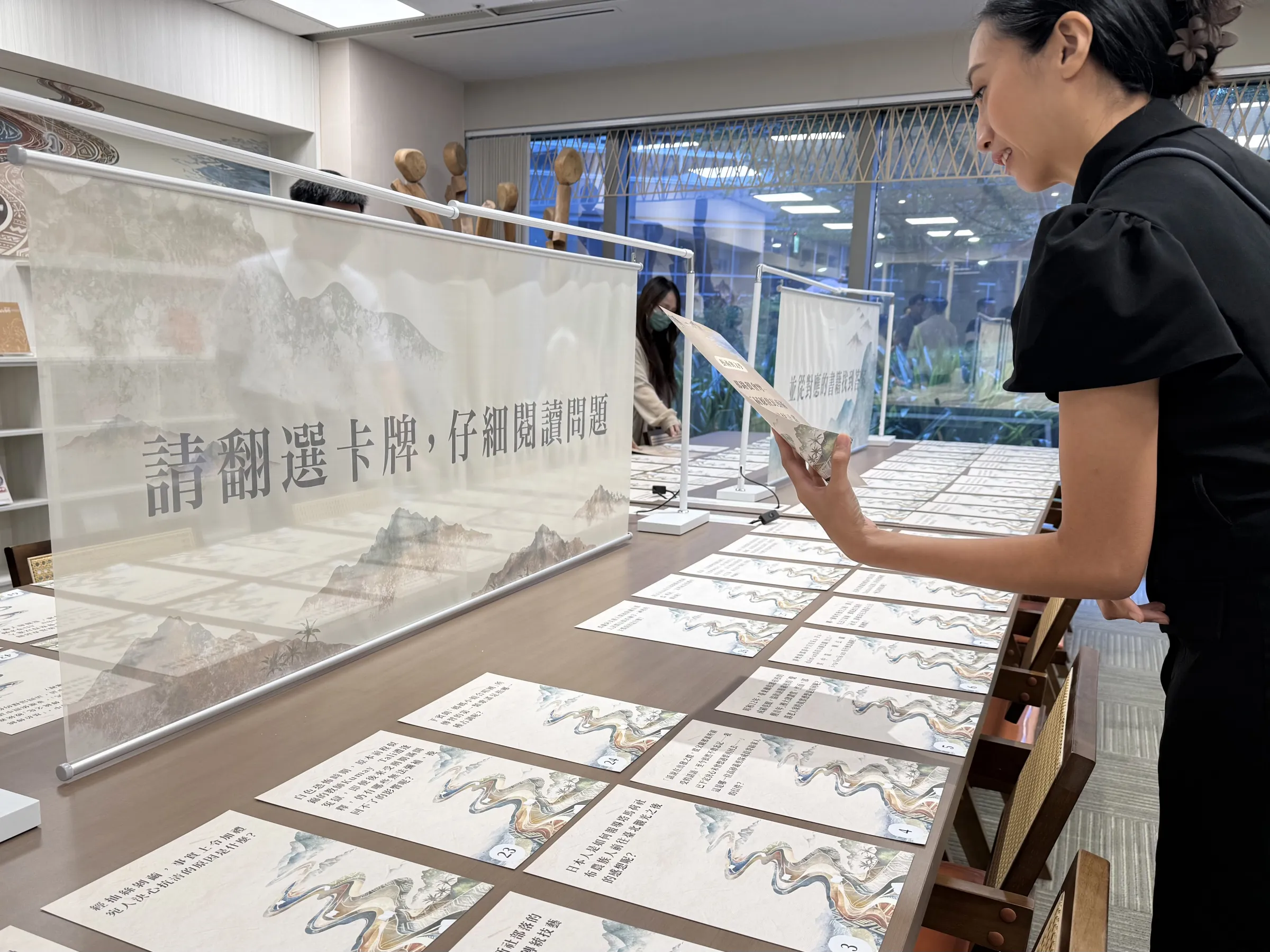 現場「翻翻樂」卡牌遊戲引導民眾閱讀選書。（攝／林于仙）