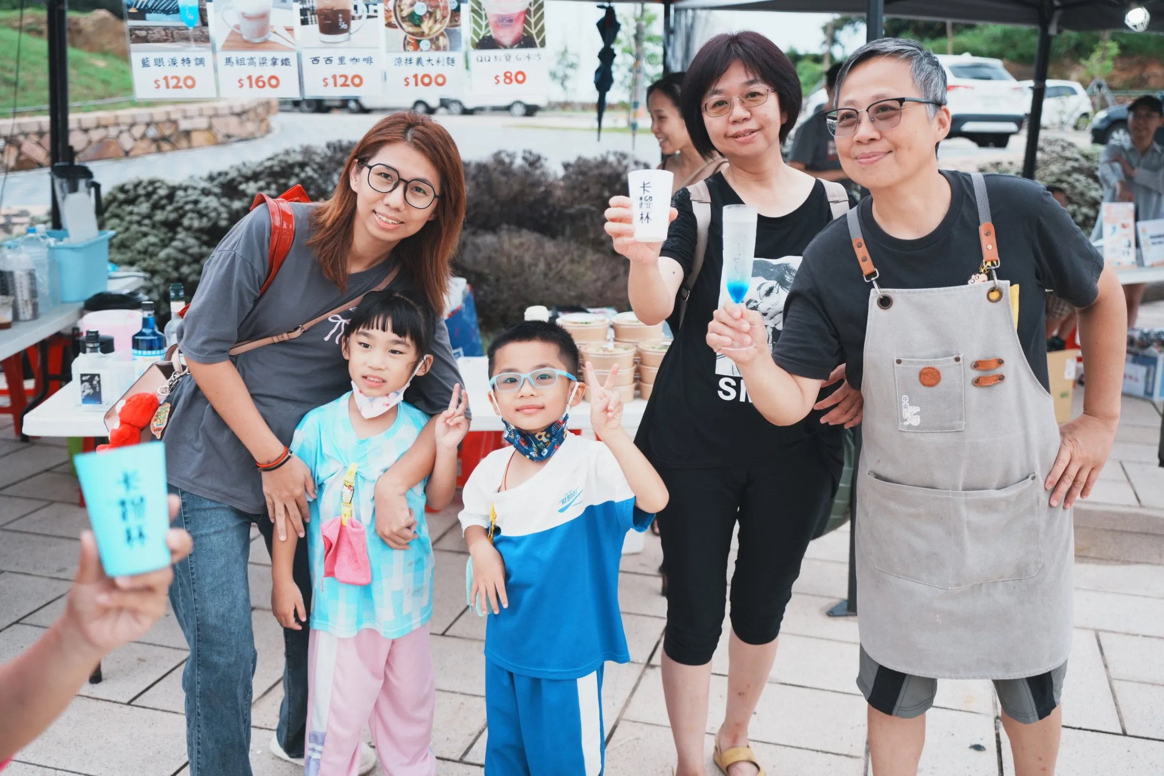 微光市集集結在地店家與特色飲品，旅客在輕鬆互動中品嘗島嶼風味，感受馬祖特有的人情溫度。（圖／馬祖國家風景區管理處提供）