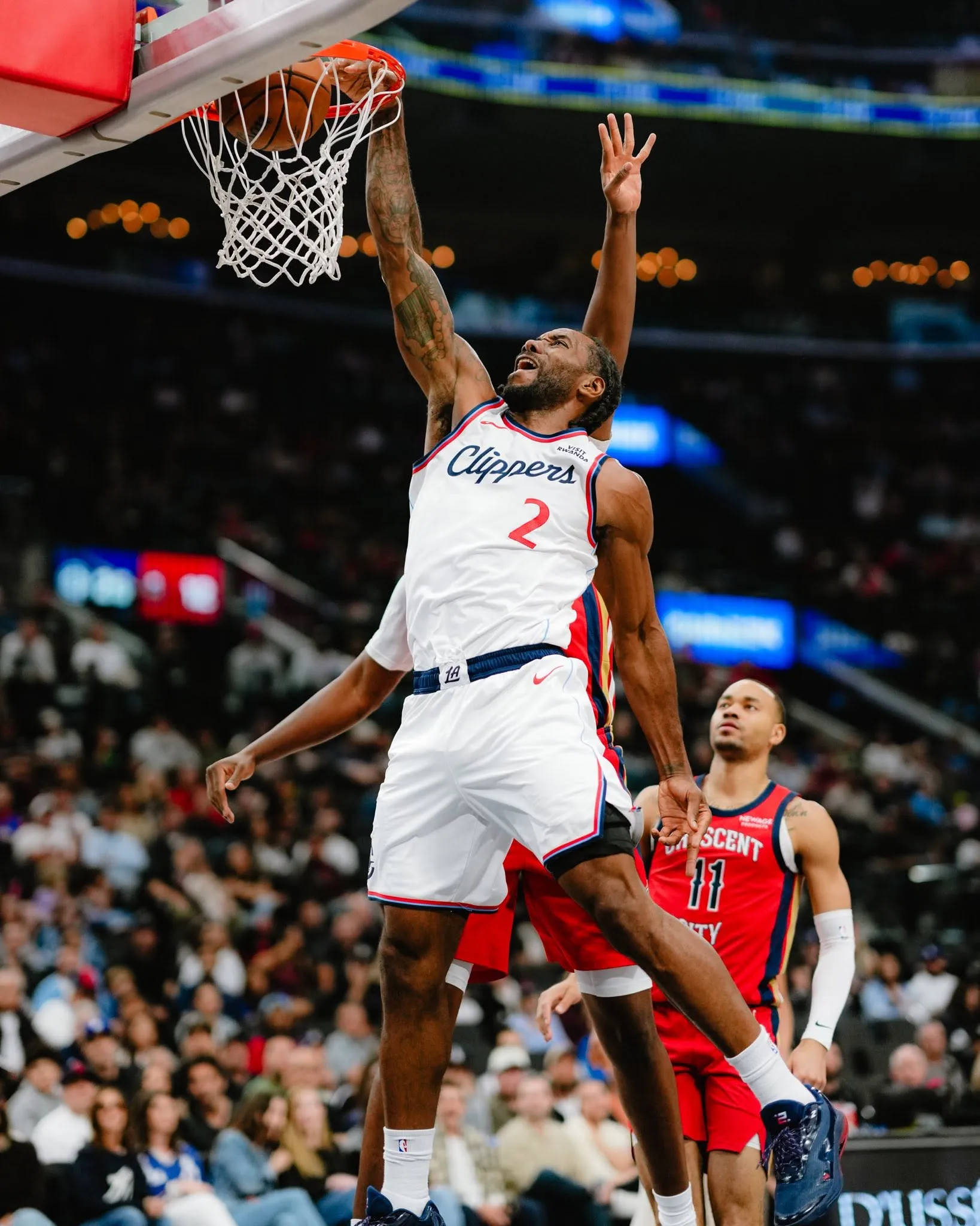 快艇與Kawhi Leonard薪資規避案調查近1年後落幕，NBA祭出3000萬美元罰款、沒收5枚首輪籤等重罰，從2800萬美元代言到老闆Ballmer遭停權，《風傳媒》整理密約事件始末一次看。（圖／翻攝自LA Clippers官方臉書）