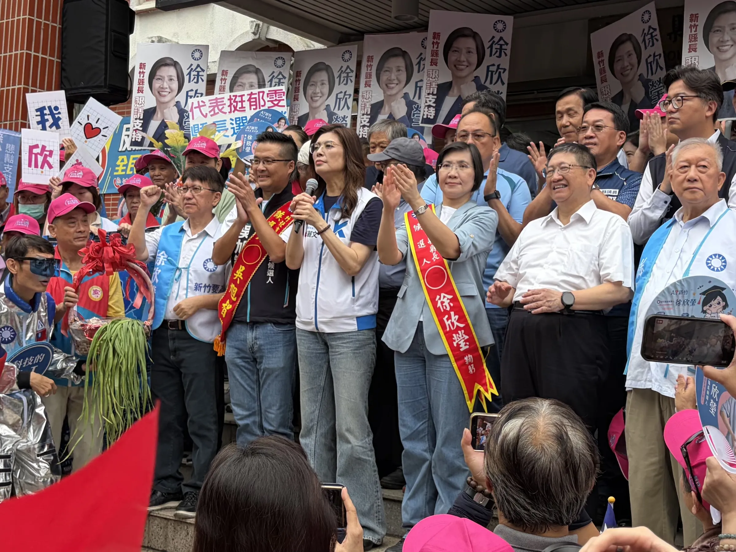 國民黨新竹縣長參選人徐欣瑩今（3）日在國民黨主席鄭麗文、新竹縣長楊文科，以及前縣長邱鏡淳、范振宗等人陪同下登記參選。（國民黨提供）