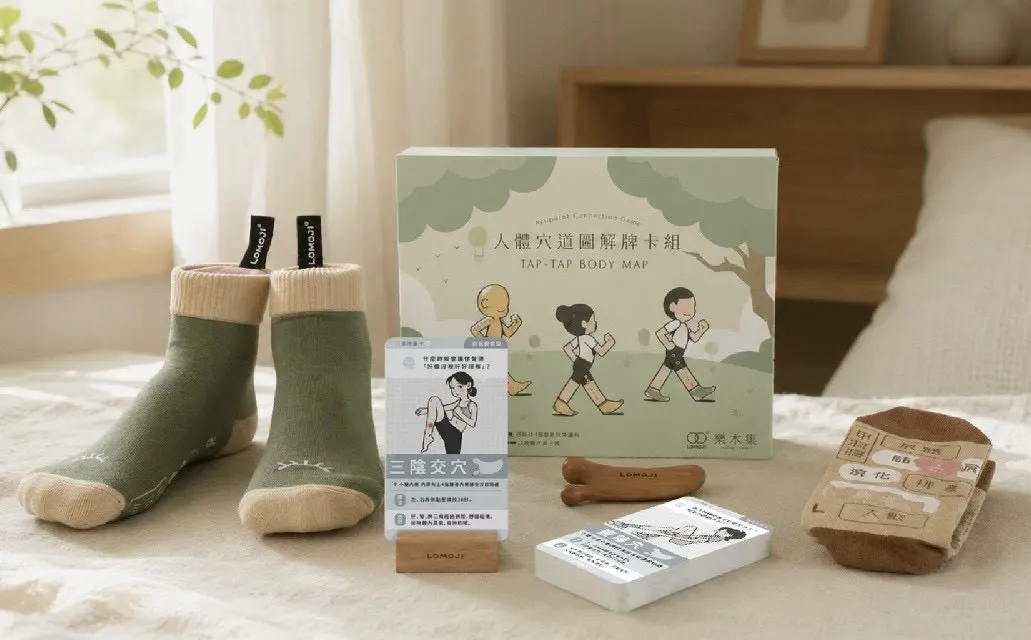 《人體穴道圖解牌卡組》，集結穴道圖解牌卡，並搭配 MIT 穴道襪、經絡刮痧按摩板等工具，讓穴位保養更容易融入日常。(圖:業者提供) .png