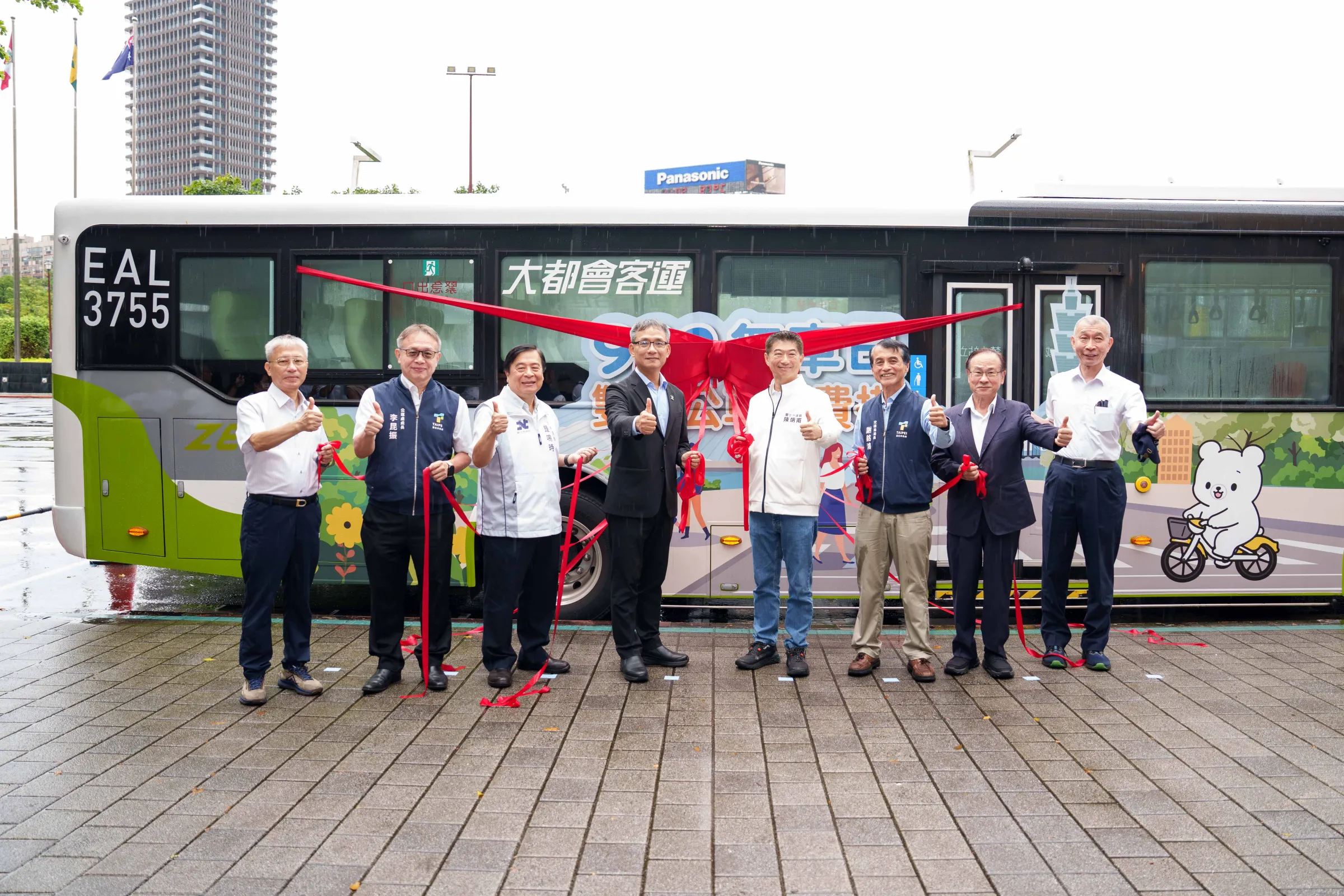 雙北共同啟動922無車日主題公車，推廣公共運輸。(圖/鄧亦涵攝)