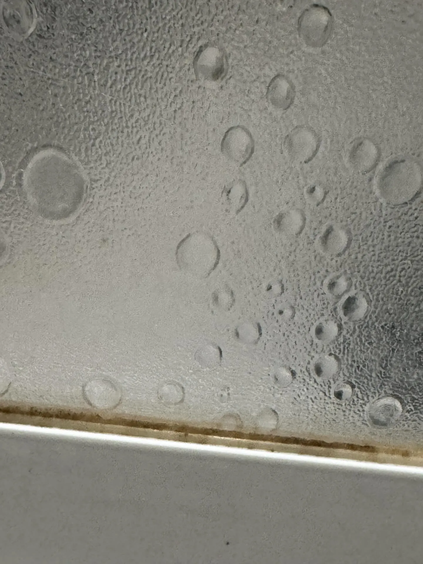 一名網友分享，家中浴室不斷反覆發霉，用小蘇打粉都沒效。（圖／翻攝自Threads）