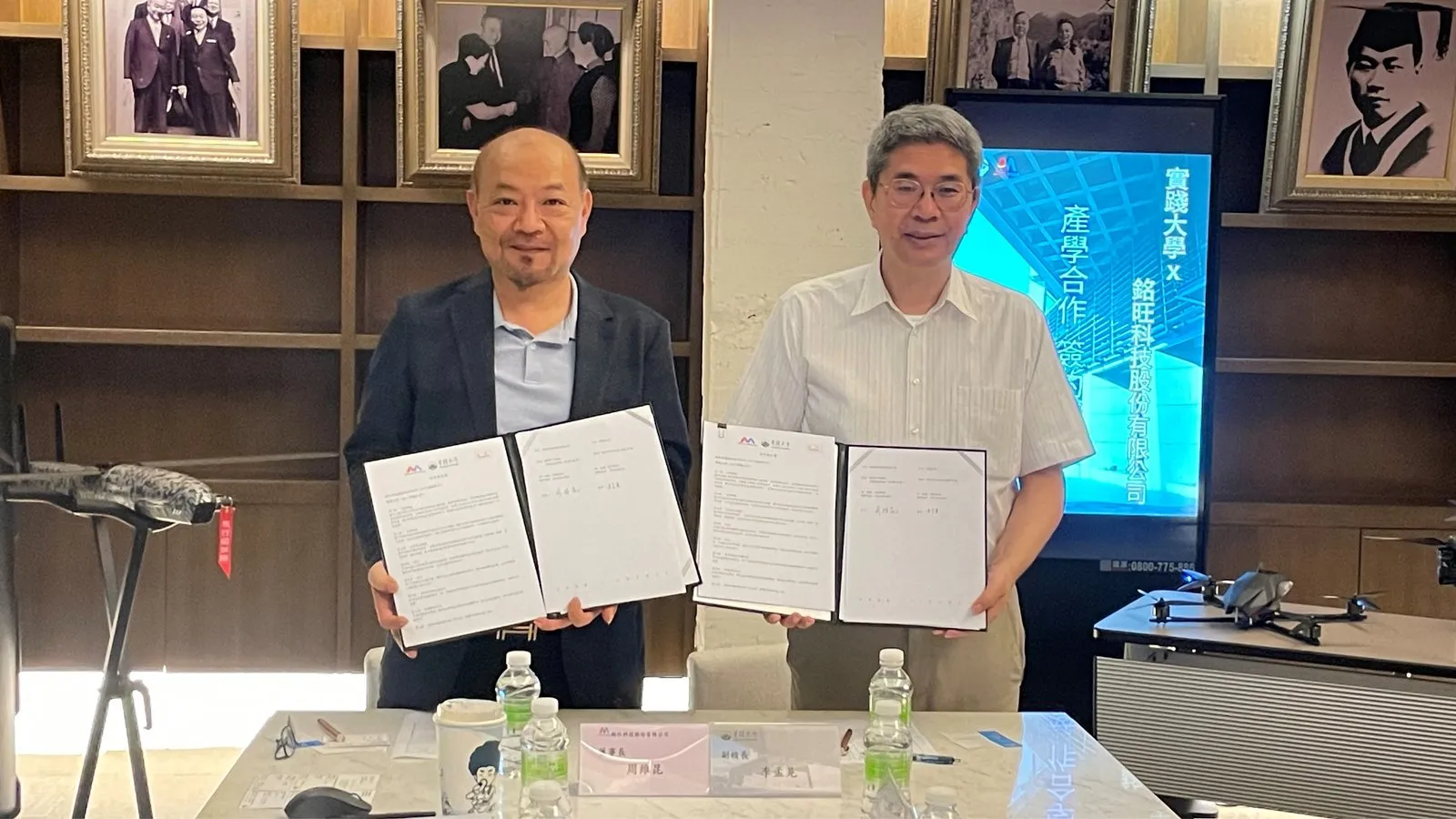 銘旺科技董事長周維昆（左）與實踐大學副校長李孟晃（右）代表雙方簽署「無人機操作培訓與產學合作協議書」，攜手布局無人機人才培育與政府專案商機。