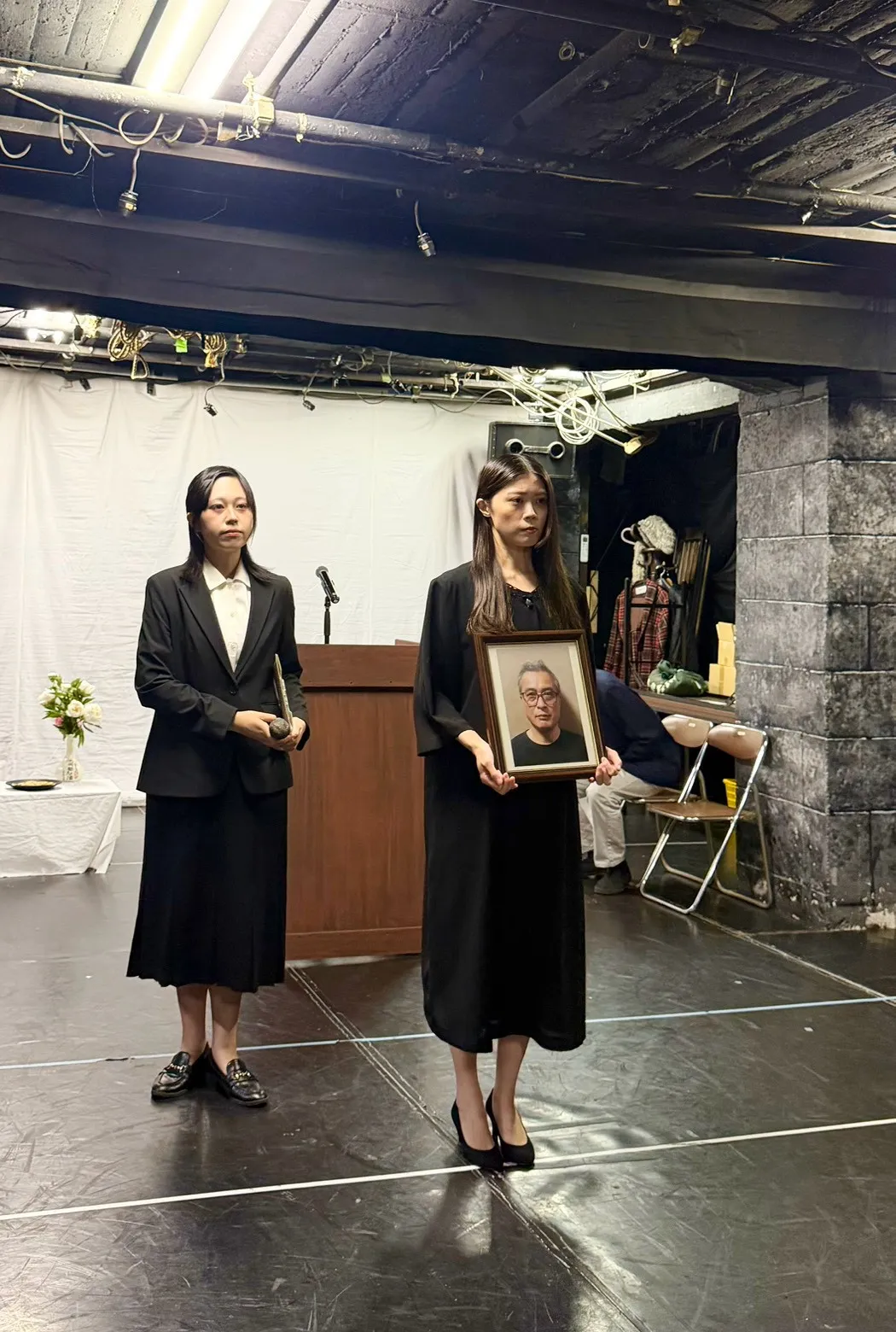 台湾出身俳優の施鈺萱が自ら役を勝ち取った新宿梁山泊の新作テント劇「海底骨歌」が、水を用いた演出を交え大阪・山口・東京の3都市で上演される。施鈺萱