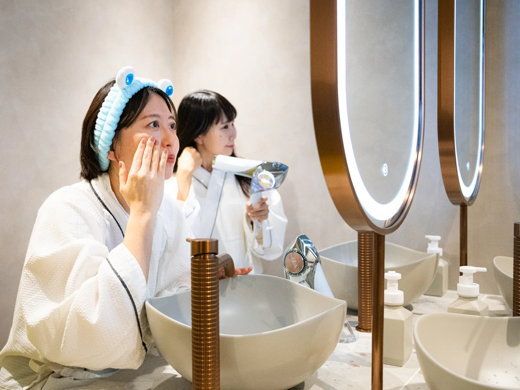 R HOTELは東京・押上の色彩豊かな空間や名古屋駅前の鉄道をテーマにした施設、大阪のウェルネス拠点など、地域とつながる独自の宿泊体験を全国で展開している。R HOTEL