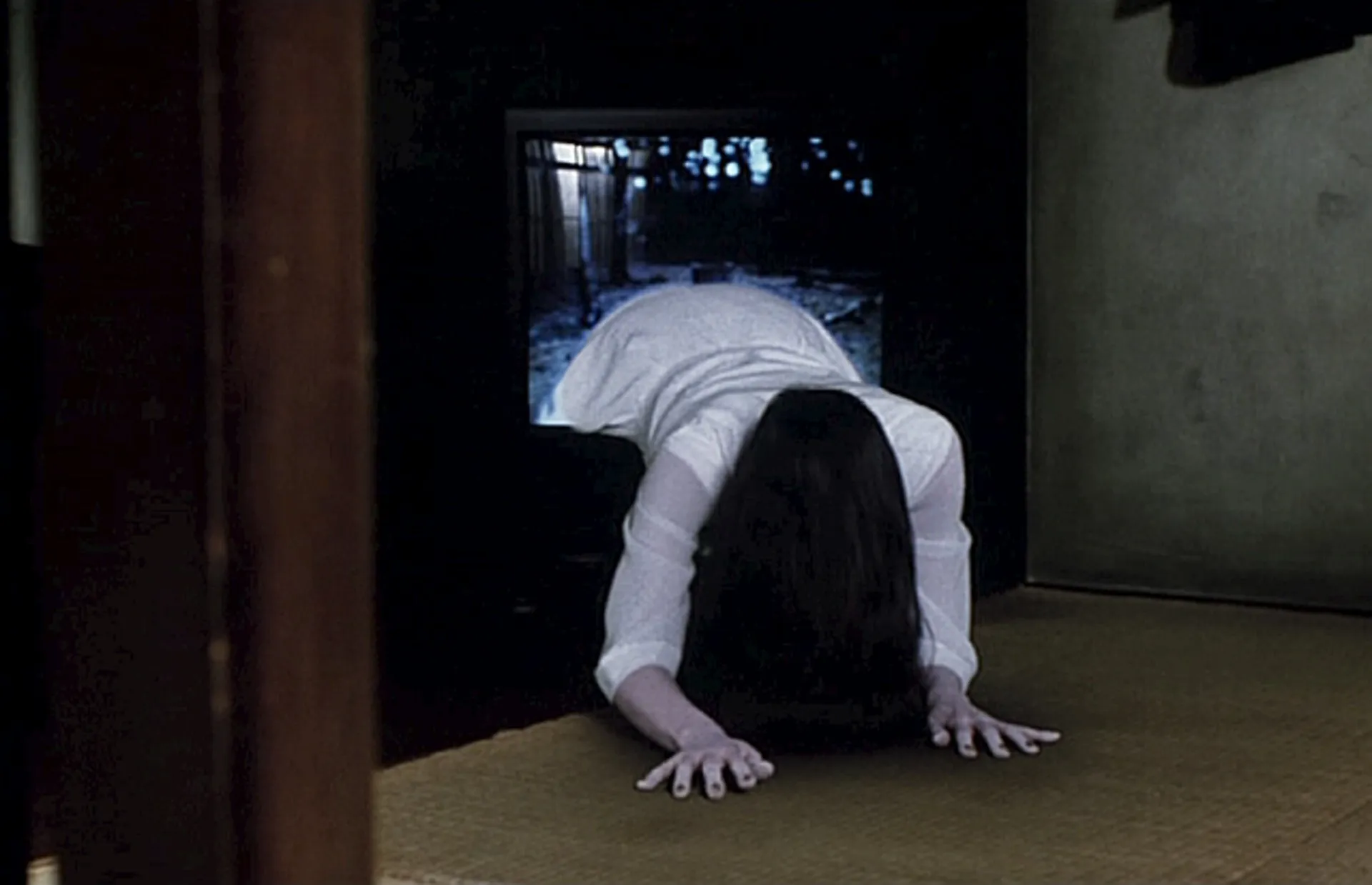 1998年上映、中田秀夫執導的《七夜怪談》（Ring／Ringu），讓貞子從電視機中爬出的畫面成為恐怖電影史上的經典。（圖／取自imdb）