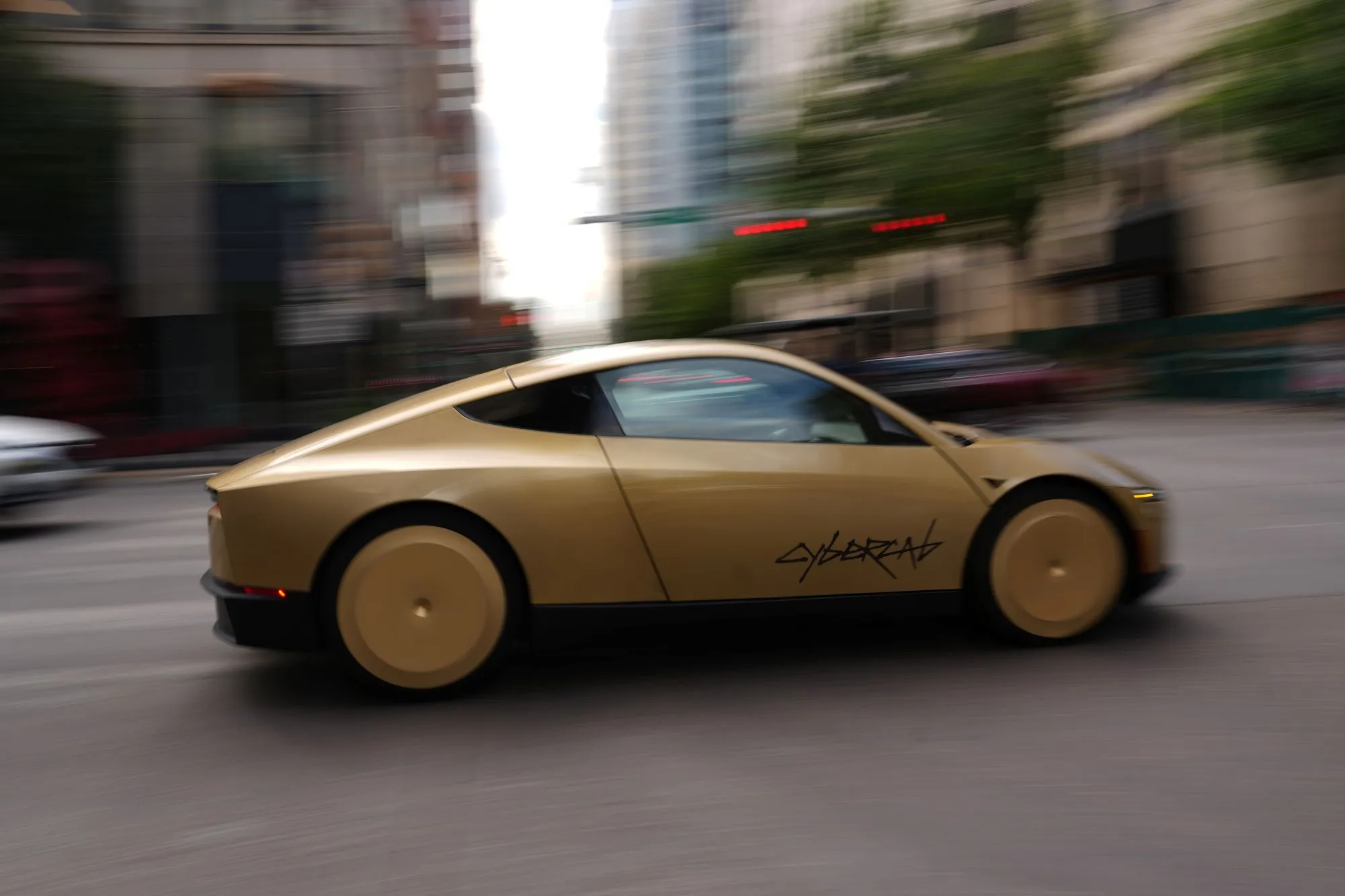 特斯拉新推出的無人駕駛車「Cybercab」，正式在德州奧斯汀啟動試乘體驗。（美聯社）