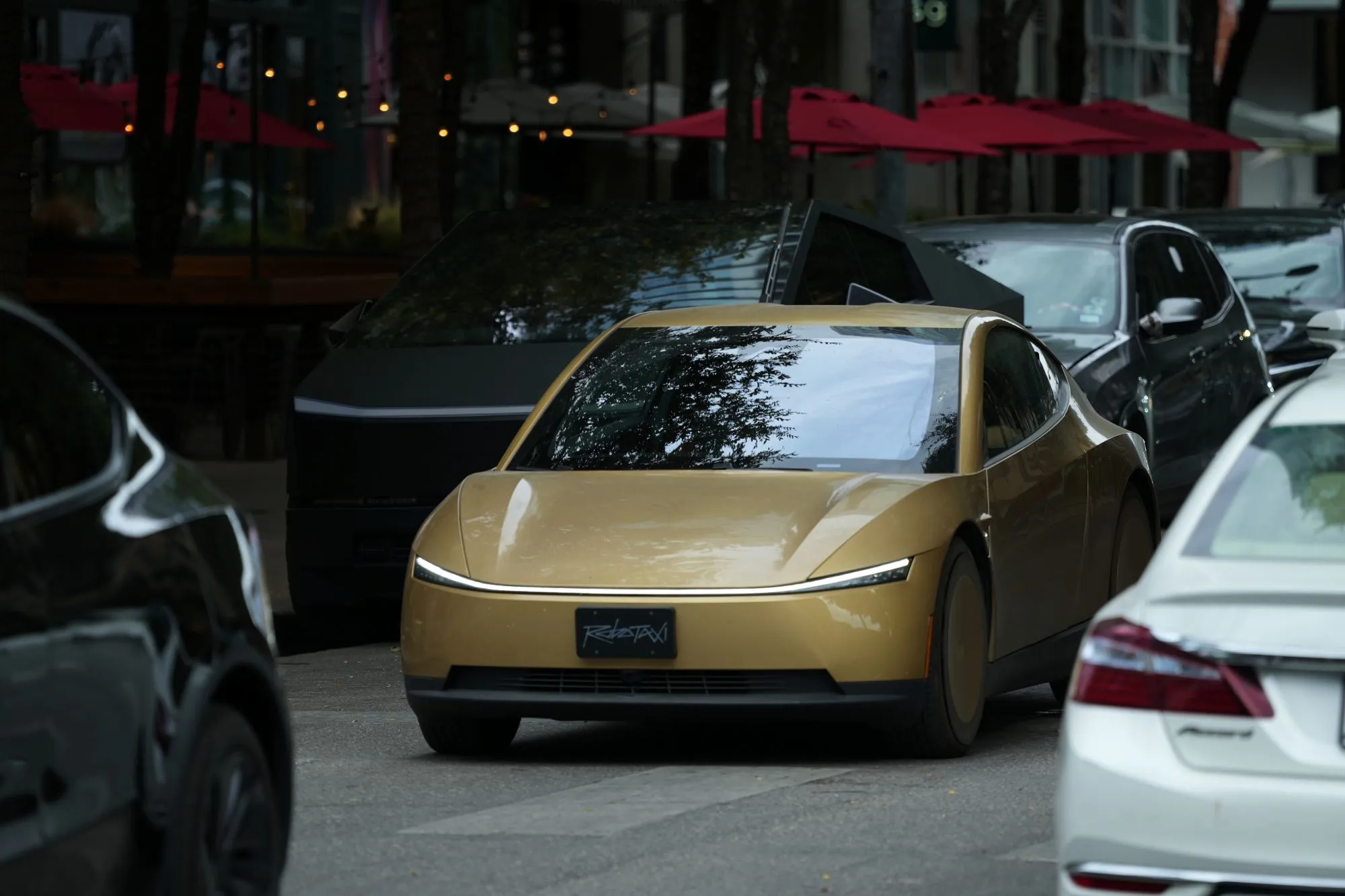 特斯拉新推出的無人駕駛車「Cybercab」，正式在德州奧斯汀啟動試乘體驗。（美聯社）