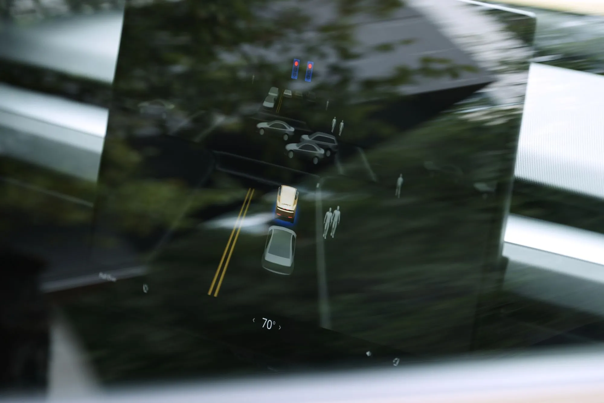 特斯拉新推出的無人駕駛車「Cybercab」，內裝全面移除踏板、方向盤等設備。（美聯社）