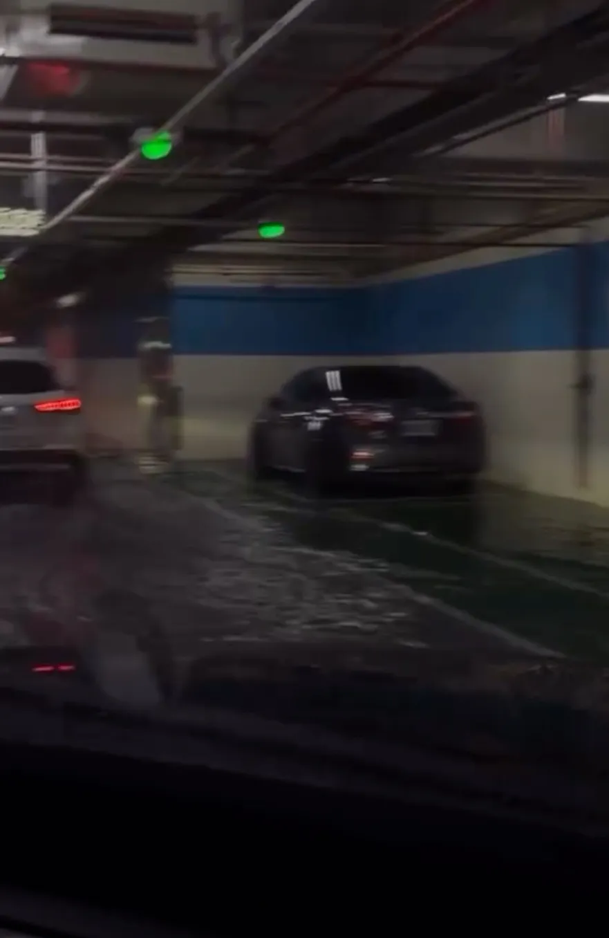 台北4日降雨明顯，南港車站B3停車場出現大範圍積水，車輛駛過激起水花，還有民眾抱怨現場充斥臭水溝味，網友戲稱「南港滯洪池」。（圖／翻攝自Threads@coder.isme）