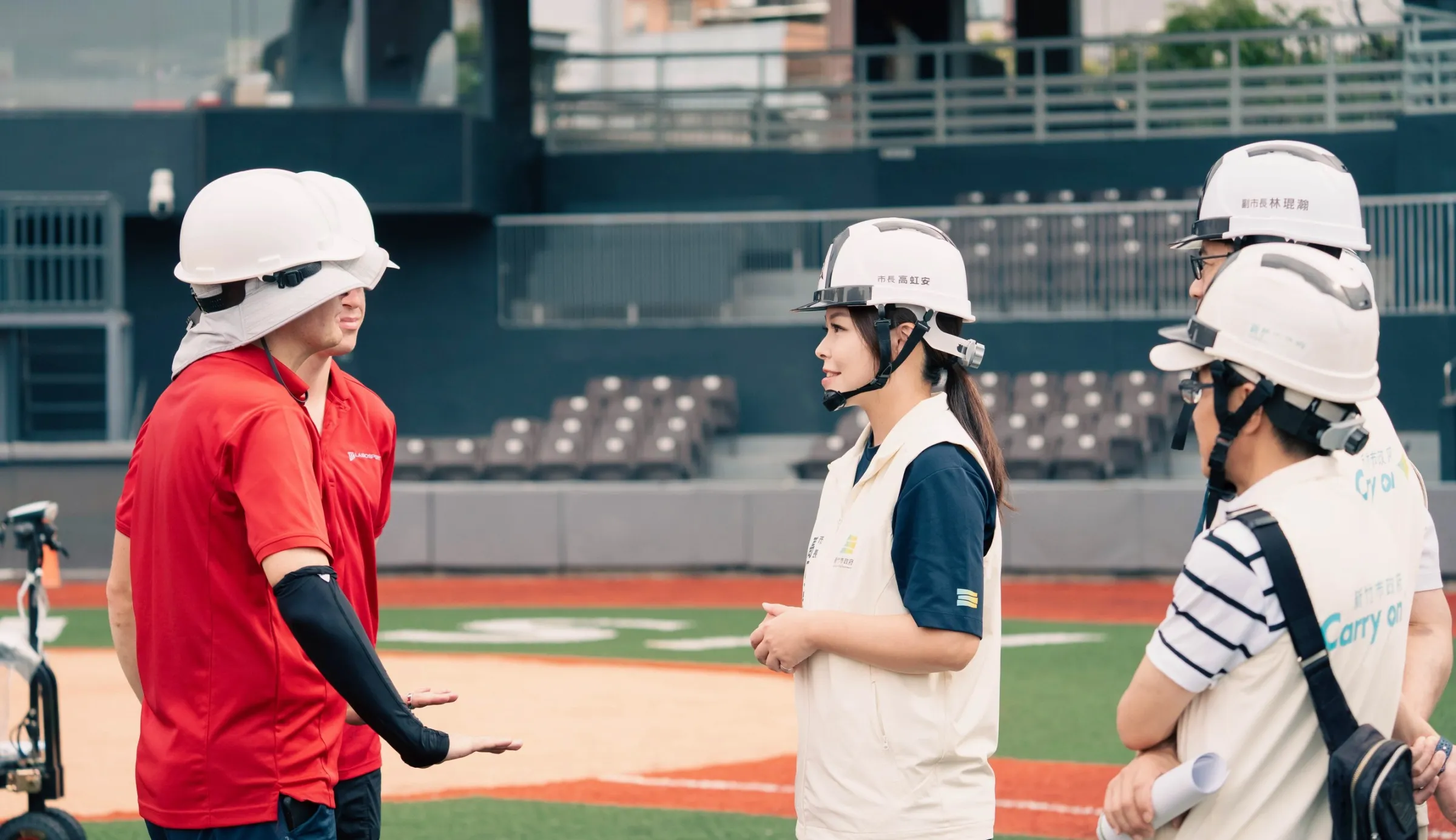高虹安市長在新竹棒球場與Labosport兩位外籍專家溝通意見。（圖／新竹市政府提供）