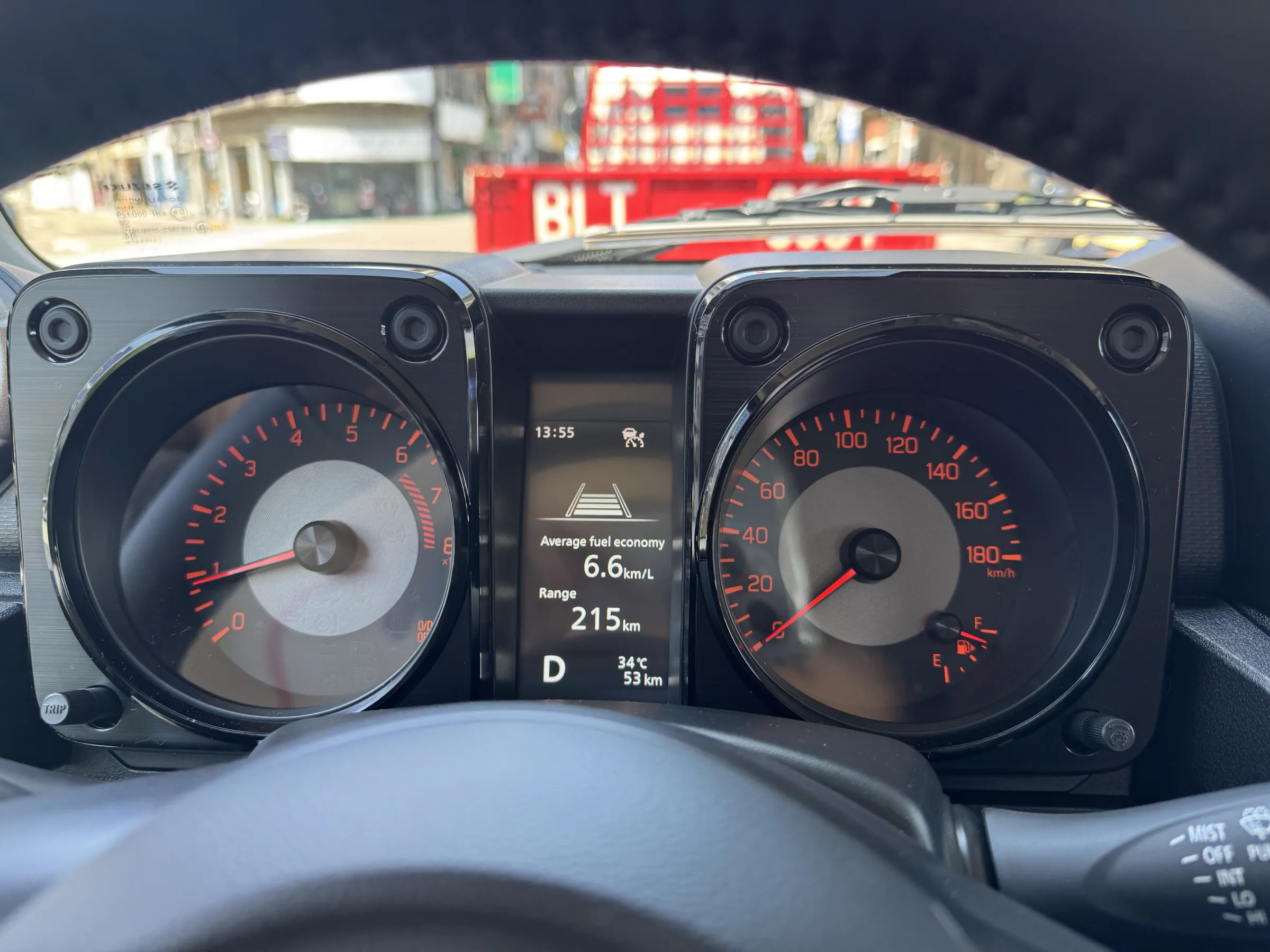 此次Jimny維持單一車型販售，建議售價84.9萬元。（劉芯衣攝）