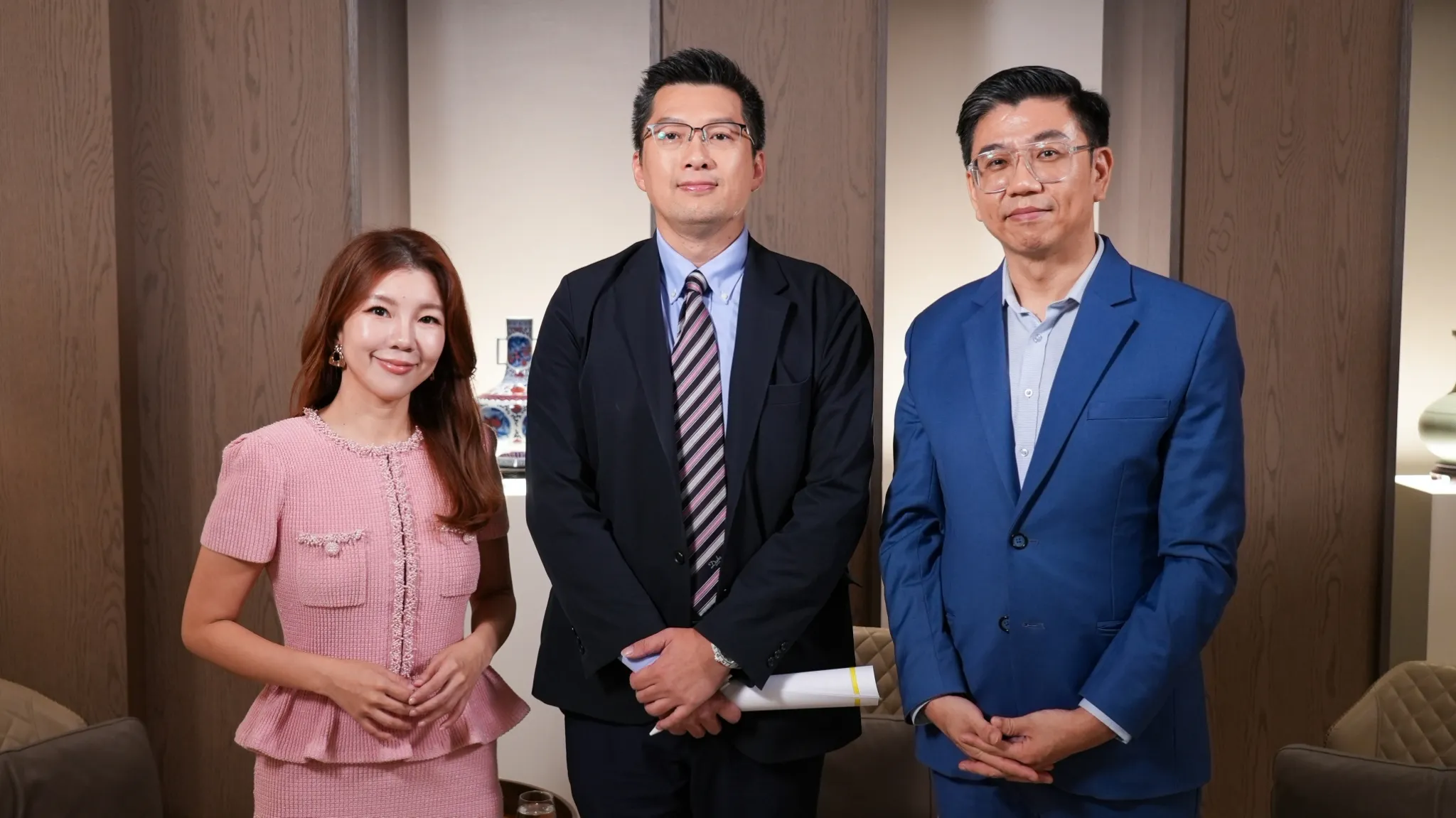 《下班國際線》主持人路怡珍（左）、施羅德投信基金經理人柯鴻旼（中）、分析師蔡明翰（右）。（下班國際線攝影）