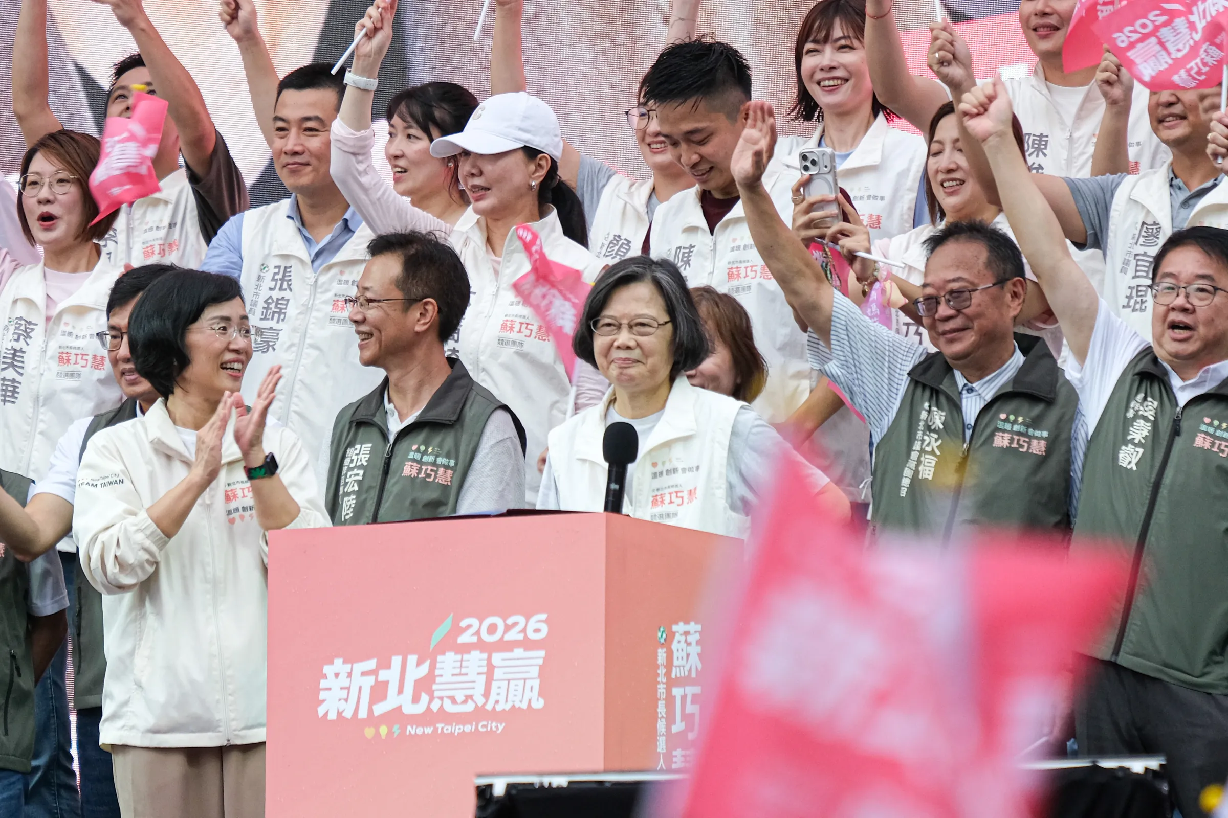 20260905-民進黨新北市長參選人蘇巧慧競選總部成立大會5日於板橋第一運動場舉行，圖為前總統蔡英文（中）、民進黨新北市長參選人蘇巧慧（左）。（劉偉宏攝）