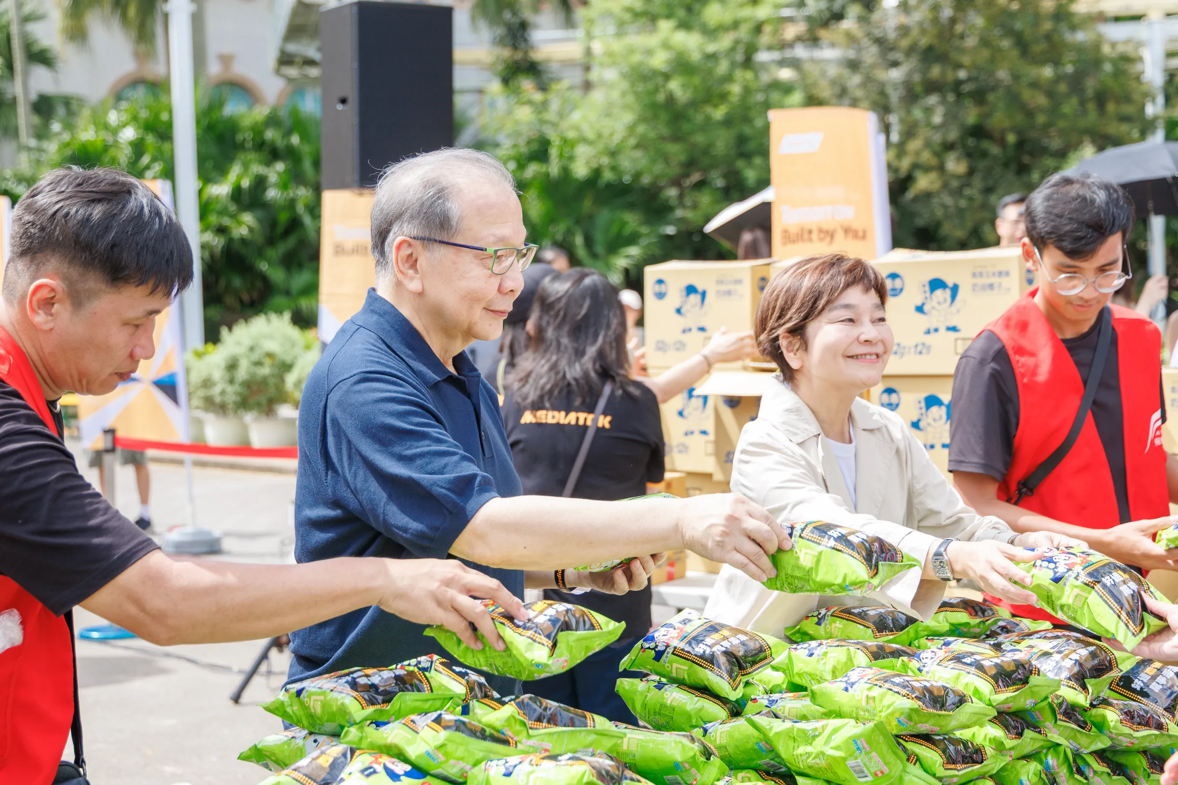 聯發科副董事長暨執行長蔡力行（中左）、資深副總經理暨人資長林秀瑜（中右）等多位高階主管於2026年家庭日親自發送造型氣球與聯發科技限定乖乖，感謝同仁與家人長期支持，期待繼續攜手共創未來。（聯發科提供）