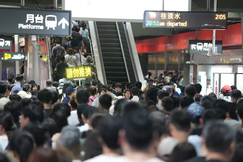 「大象來了」散場人潮擠爆劍潭站（2） 法國街頭藝術代表團隊奧波西托劇團（Compagnie Oposito）打造的重磅戶外展演「大象來了」5日晚間在台北士林熱鬧登場，為2026台北藝術節揭序幕，民眾在在散場時一度擠爆捷運劍潭站。中央社記者徐肇昌攝115年9月5日