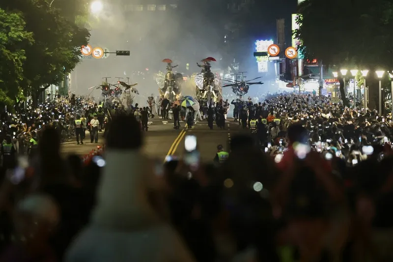 機械巨象現身台北街頭　湧圍觀人潮（1） 2026台北藝術節開幕戶外演出「大象來了……」5日晚間在士林區基河路登場，遊行路線兩旁擠滿人潮，高舉手機、相機搶拍巨型機械大象。中央社記者裴禛攝115年9月5日