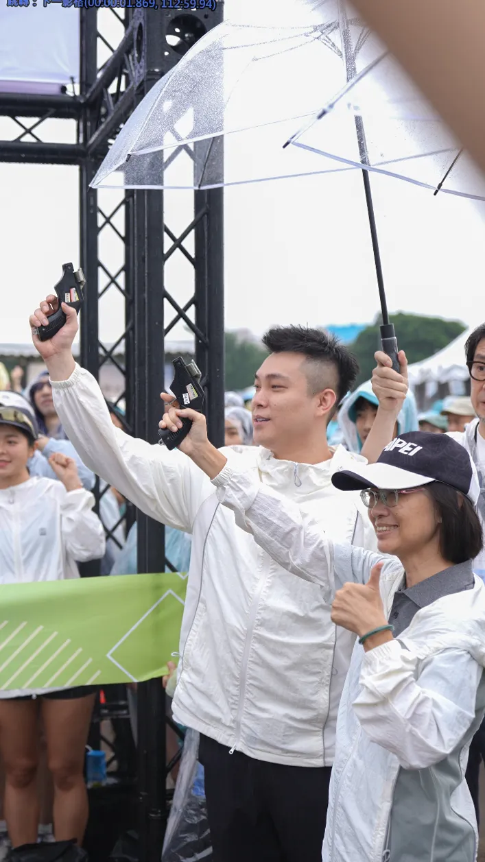 ONE BOY顏瑋廷董事長與臺北市政府體育局游竹萍局長共同鳴槍，為首屆「冰鋒氣殼4K歡樂路跑」揭開序幕。(圖片提供:ONE BOY)