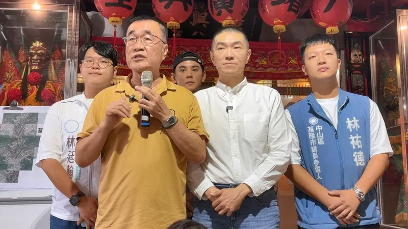 李四川合體謝國樑談捷運 國民黨新北市長參選人李四川（前左）6日上午與基隆市長謝國樑（右2）一同前往基隆市八中社區，瞭解基隆捷運八堵機廠未來規劃。中央社記者王朝鈺攝115年9月6日