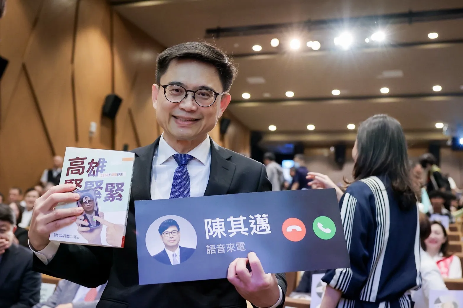 賴瑞隆出席市長陳其邁新書發表會，分享「三點讀書心得」，強調高雄轉型成果需要延續，更要勇於面對挑戰、持續進步。（圖/賴瑞隆競總提供）