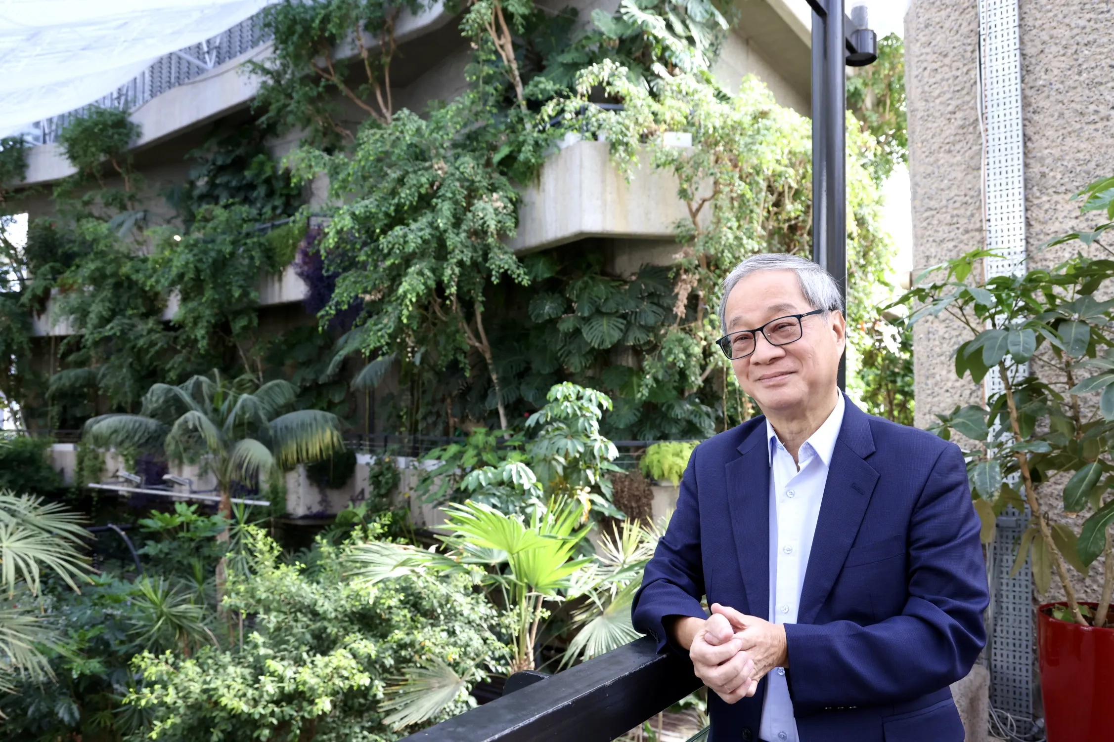 文化部長李遠參觀巴比肯藝術中心（Barbican Centre）大型溫室時提及，文化部積極爭取加入環境部所提「氣候調適綠蔭倍增計畫」，未來希望在博物館、文化設施，以及社區、百大文化基地等納入生態的規劃。（文化部提供）