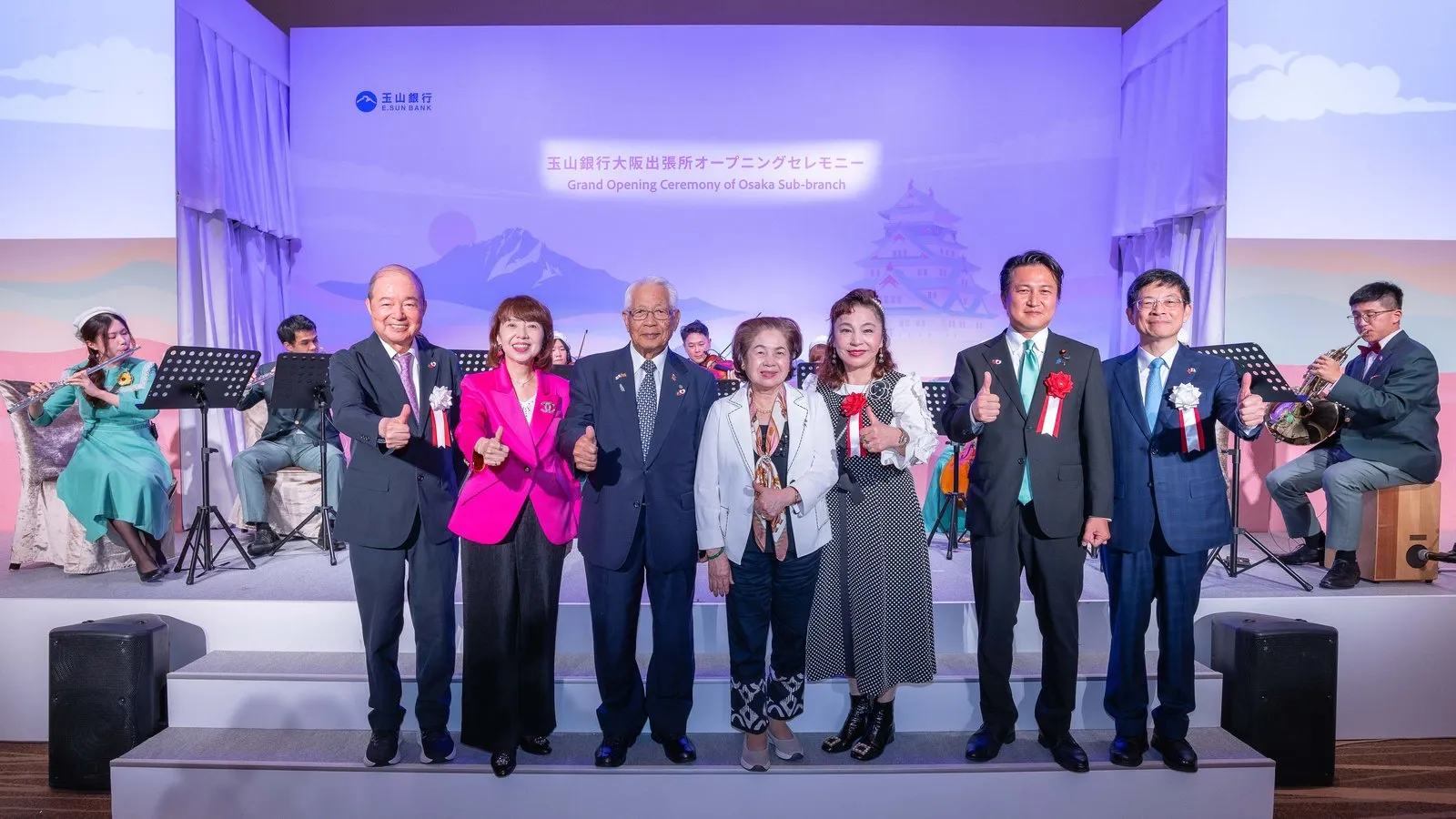 玉山創辦人黃永仁(左)、日本關西臺商協會會長中西美姬(左二)、玉山金控董事長黃男州(右)、眾議院議員岩谷良平(右二)、日本大阪台灣同鄉會會長謝美香(右三)出席玉山大阪出張所開業晚宴,展現台日雙方友好情誼。(圖/玉山金控提供)