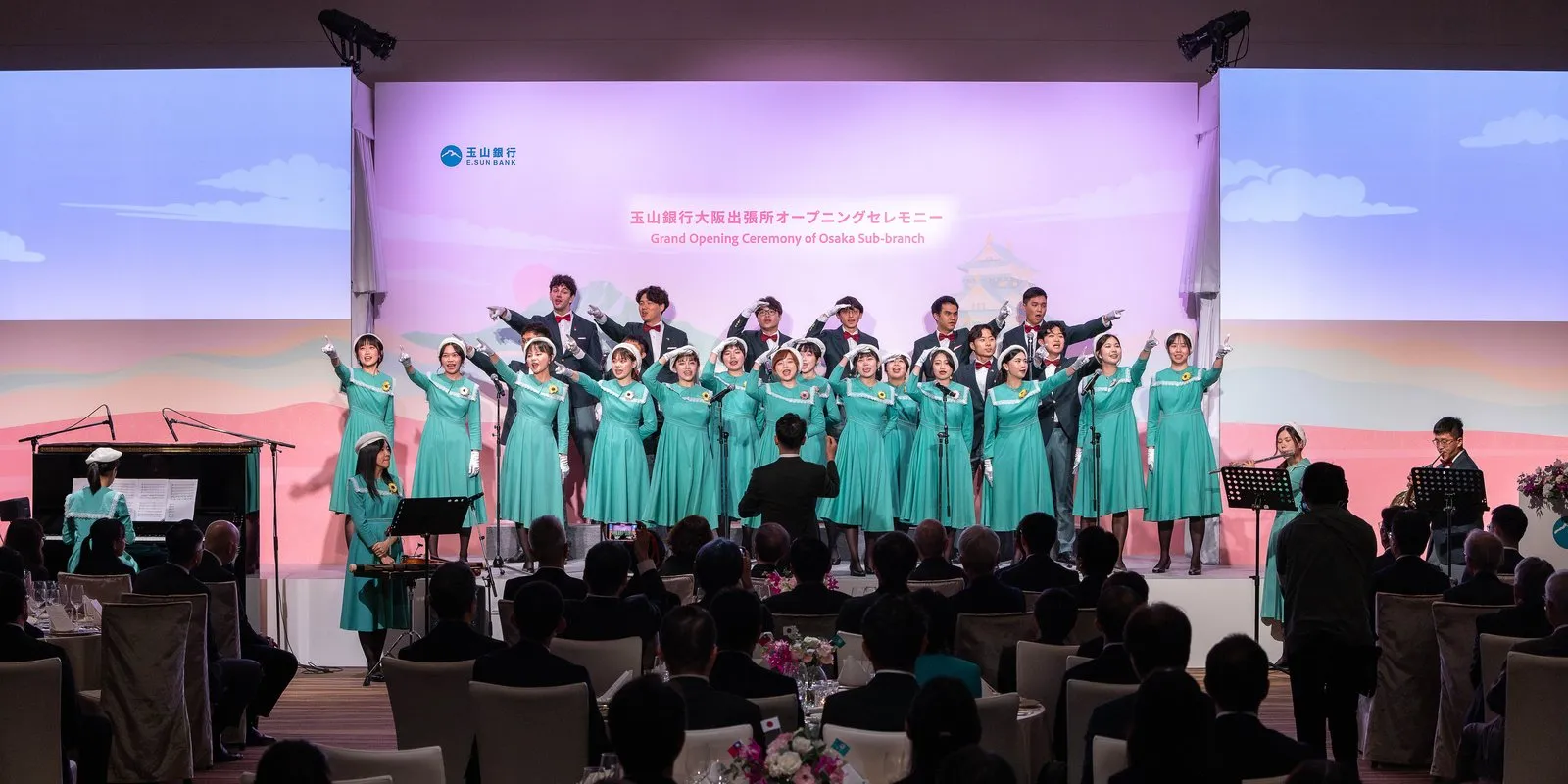 玉山合唱團於大阪出張所開業晚宴中獻唱祝福。(圖/玉山金控提供)