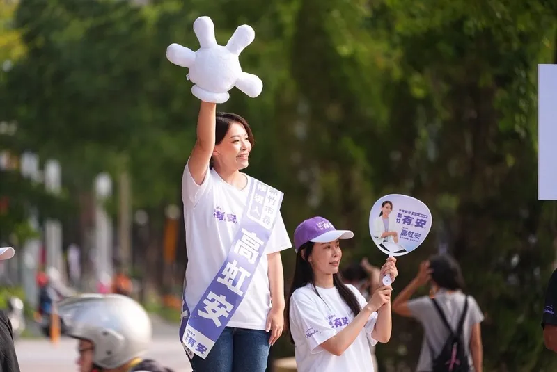 高虹安路口拜票爭取連任 爭取連任的新竹市長高虹安（左），7日上午前往關新路、光復路口向通勤民眾揮手拜票，請託支持。（高虹安競選總部提供）中央社記者魯鋼駿傳真115年9月7日