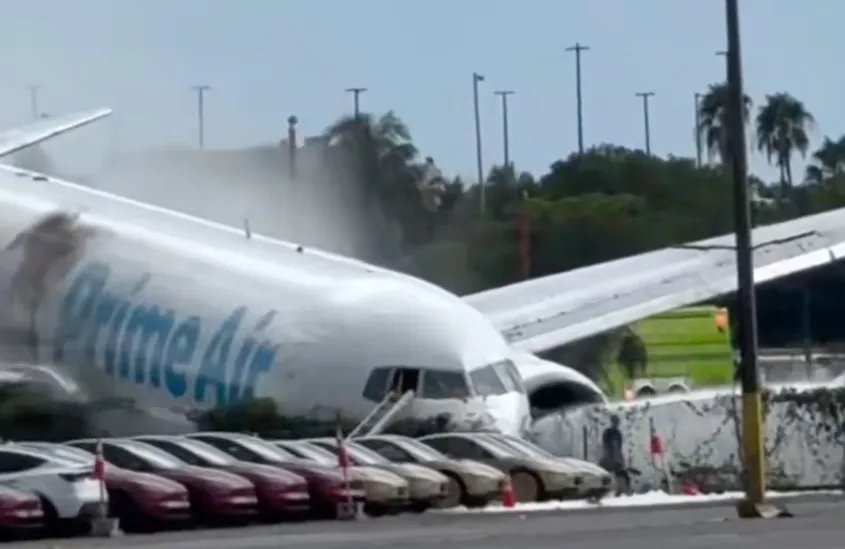 亞馬遜Prime Air貨機在邁阿密國際機場降落時失控，高速衝出跑道後撞上多輛汽車，現場竄出濃煙與大火。（翻攝自X）