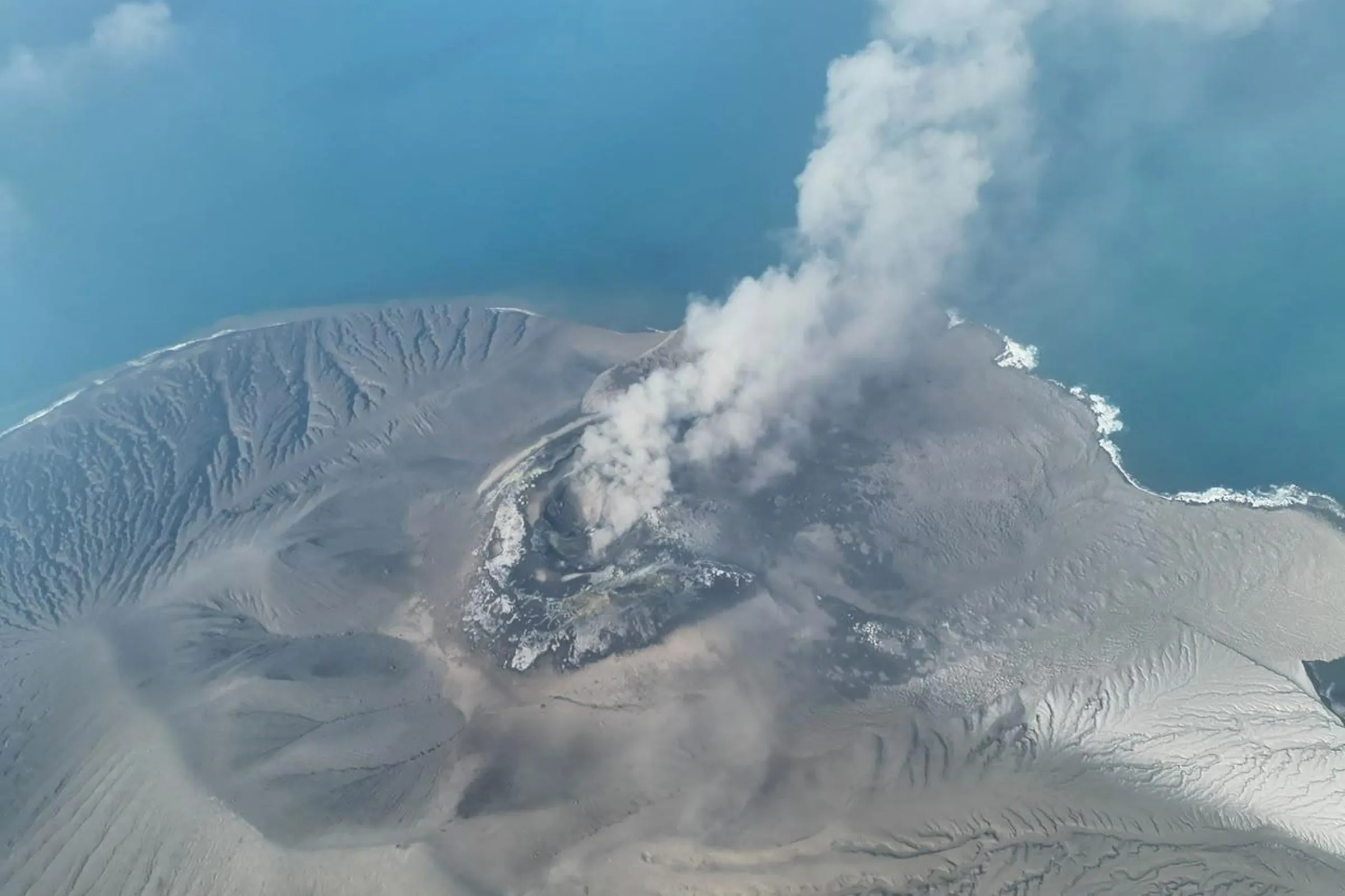 2026年9月5日，印尼的阿納克喀拉喀托火山噴發。（美聯社）