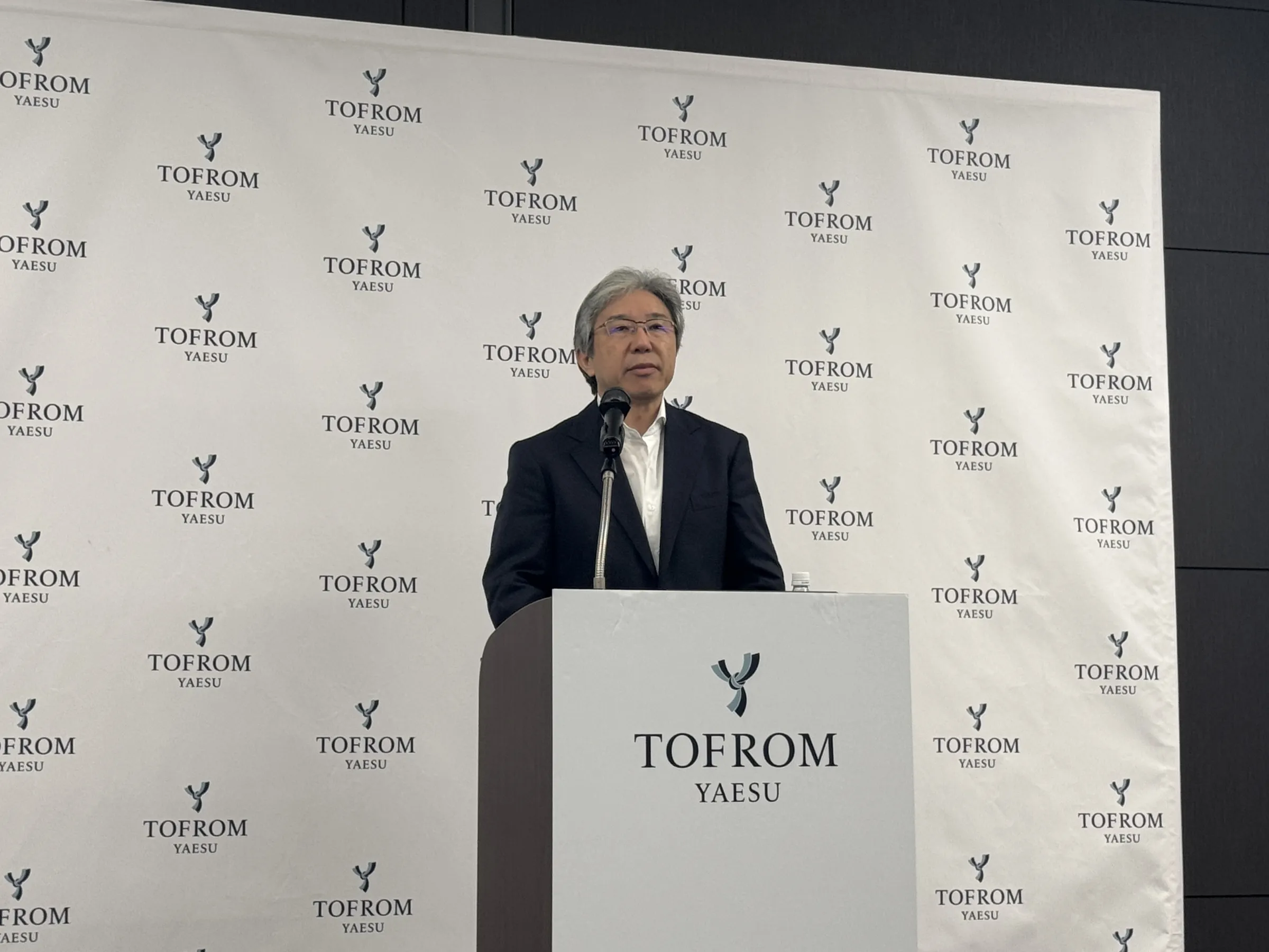 東京駅直結の大規模再開発「TOFROM YAESU TOWER」が説明会を開き、小澤社長が語る25年の開発の歴史や岩井俊二監督のアートプロジェクト、全68店舗の商業エリアの詳細が明らかになった。黃信維