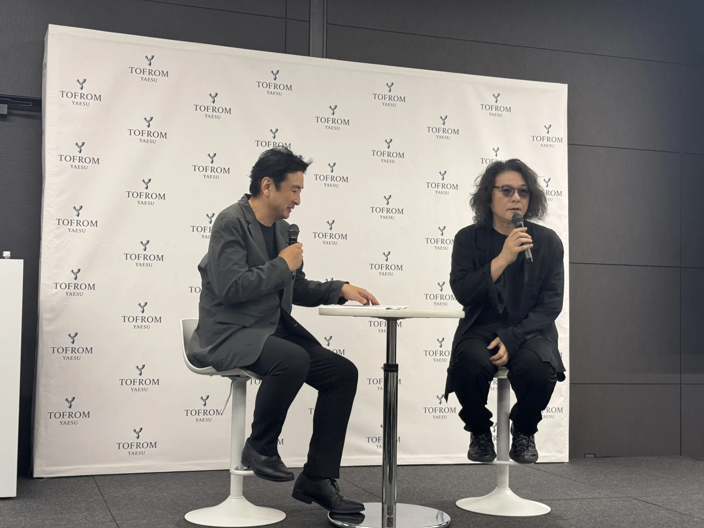 東京駅直結の大規模再開発「TOFROM YAESU TOWER」が説明会を開き、小澤社長が語る25年の開発の歴史や岩井俊二監督のアートプロジェクト、全68店舗の商業エリアの詳細が明らかになった。黃信維