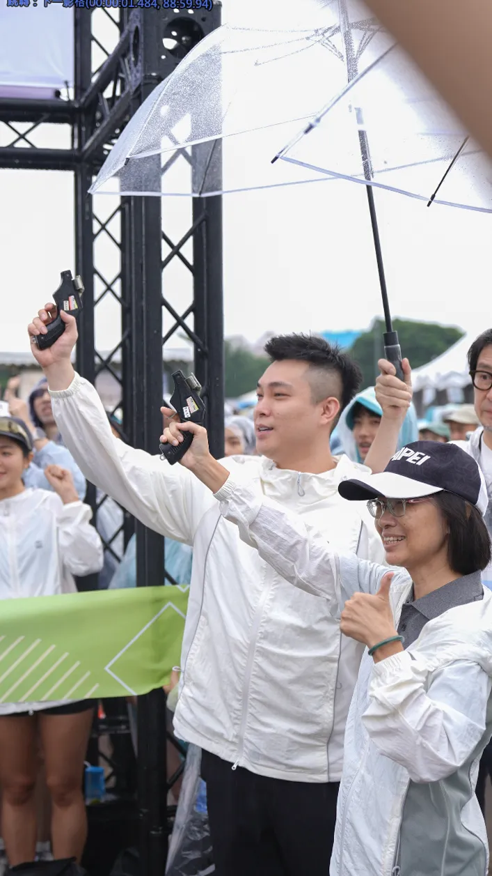 ONE BOY顏瑋廷董事長與臺北市政府體育局游竹萍局長共同鳴槍，為首屆「冰鋒氣殼4K歡樂路跑」揭開序幕。(圖片提供：ONE BOY)