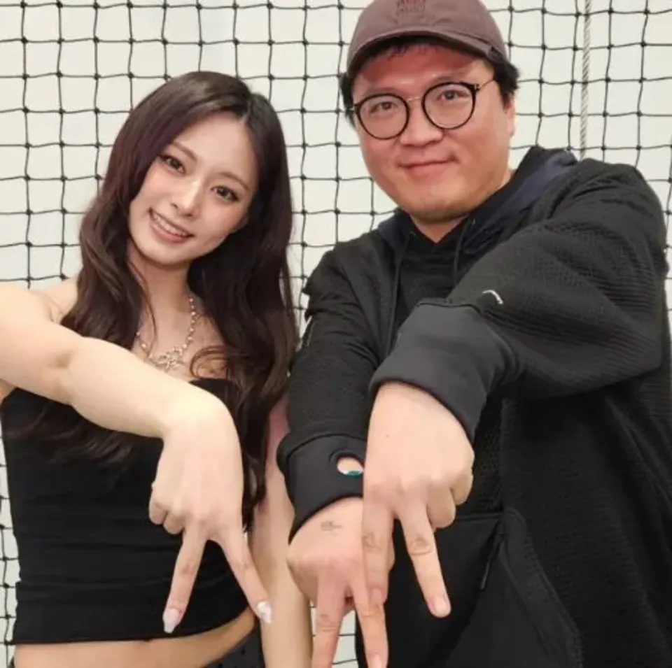 TWICE周子瑜確定加入AAA 2026主持陣容，12月5、6日將在高雄國家體育場搭檔張員瑛、池昌旭與成韓彬。（圖／翻攝自文萬植Threads）