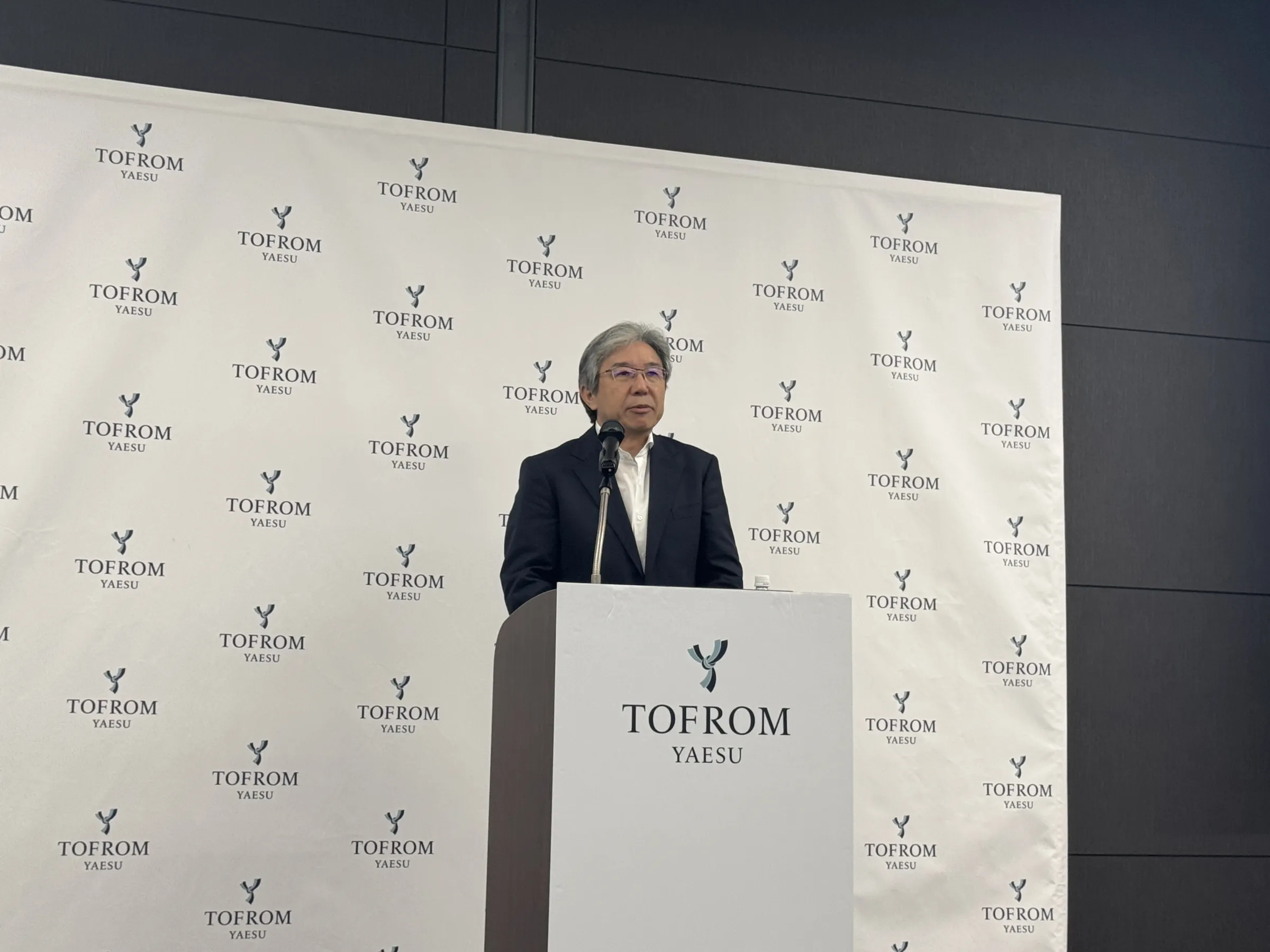 「TOFROM 八重洲大樓」將於9月10日正式開幕，媒體預覽會完整公開了結合岩井俊二藝術計畫、最新商業科技設備，以及匯聚68家精選名店的設施全貌。黃信維