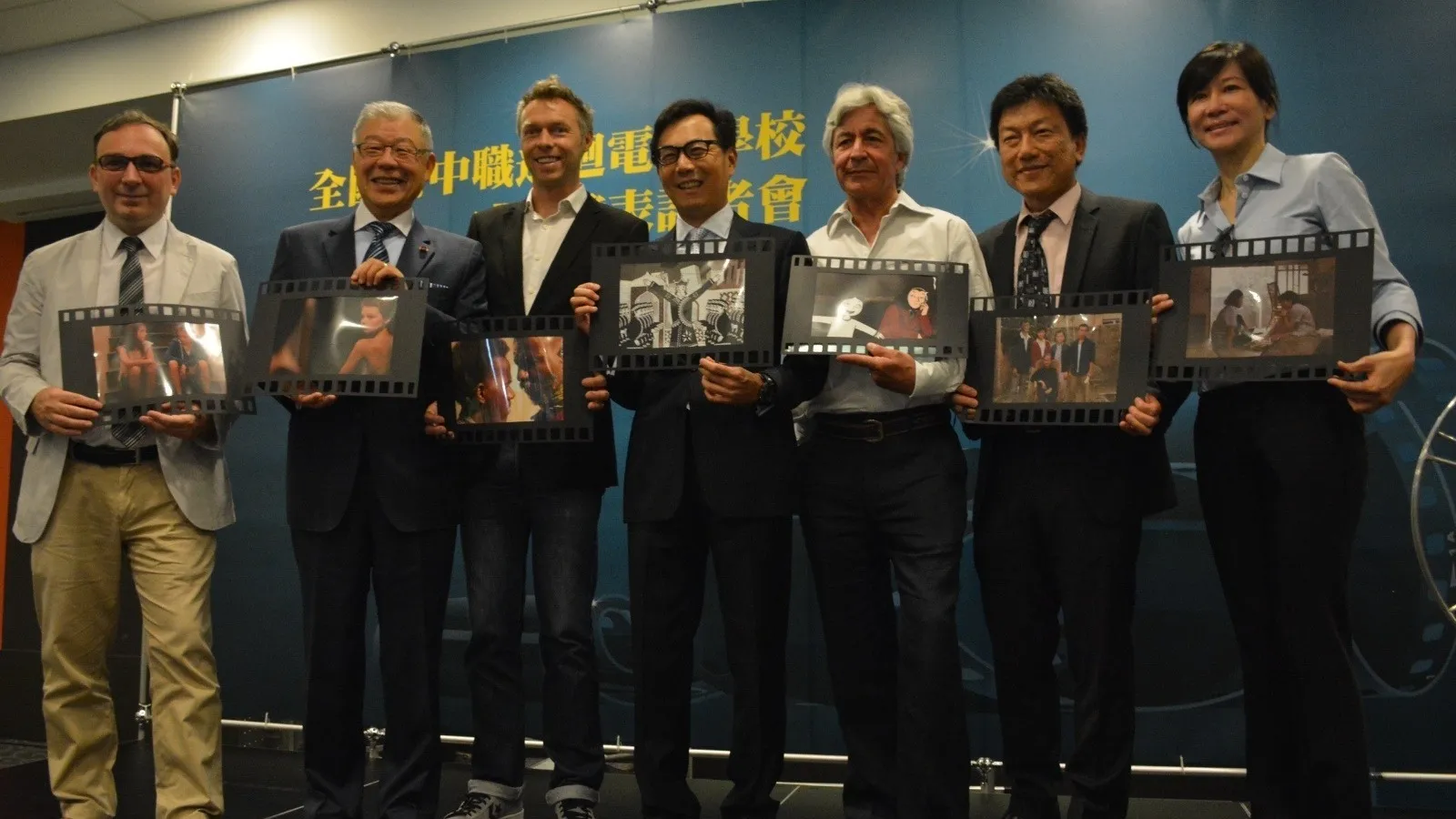 2015年，富邦集團董事長蔡明忠（左四）與時任法國國家電影與動態影像中心（CNC）國中影像教育統籌伯納德．孔恩（Bernard Kuhn）、法國初級中學影像教育教材編輯菲立浦．勒克列克（Philippe Leclercq）共同出席教材發表會，見證台法影像教育交流的階段成果。