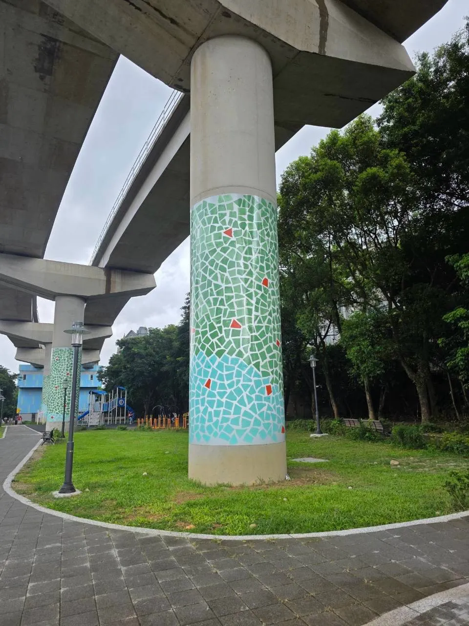 捷運墩柱展現鶯歌陶瓷文化底蘊。(圖/新北市捷運局提供)