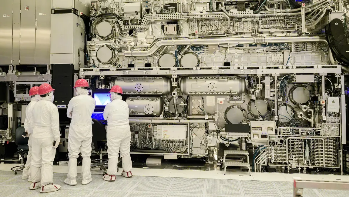 英特爾晶圓代工與ASML持續推進 High-NA EUV 量產應用，累計已應用於超過 100 萬片晶圓。（英特爾提供）