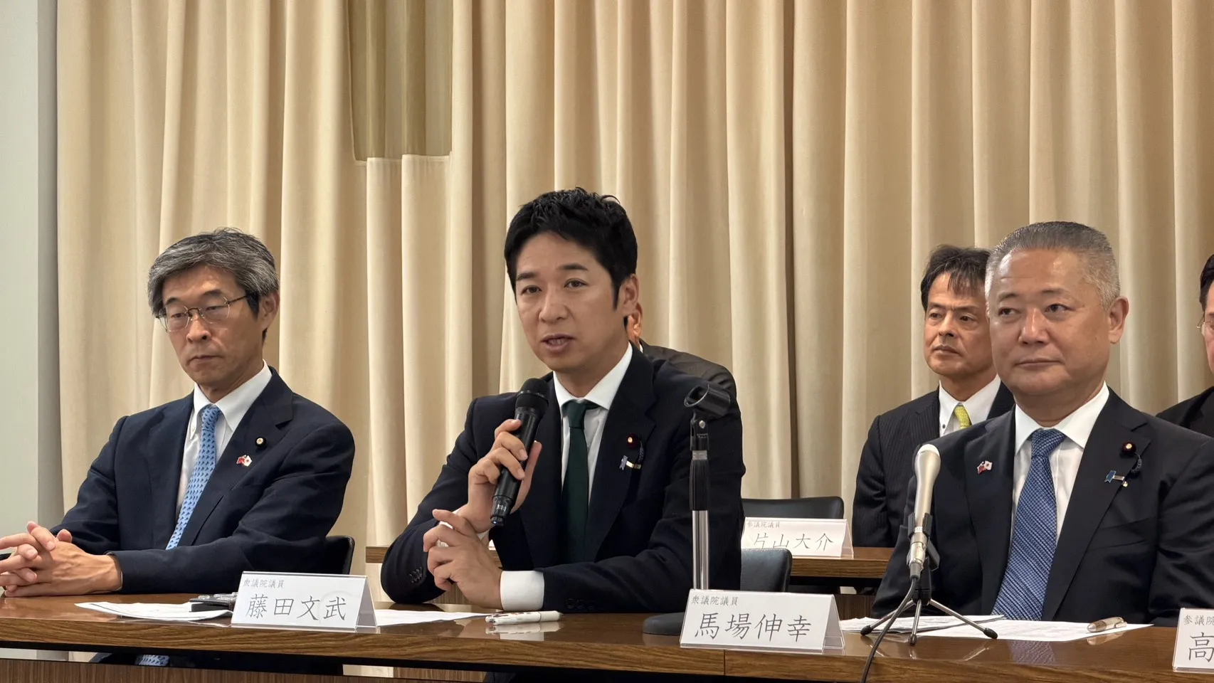 20260908-日本維新會共同代表藤田文武（中）隨團來訪台灣，並出席8日在日本台灣交流協會台北事務所召開的記者會。（鍾秉哲攝）