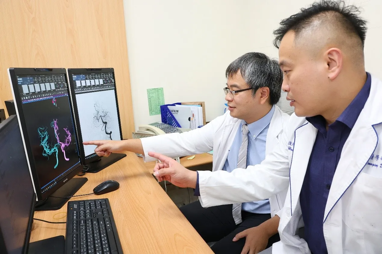 吳志宏偕同雙和醫院影像醫學部技術長黃逸君，針對影像進行判讀與討論。(顏麟宇攝)