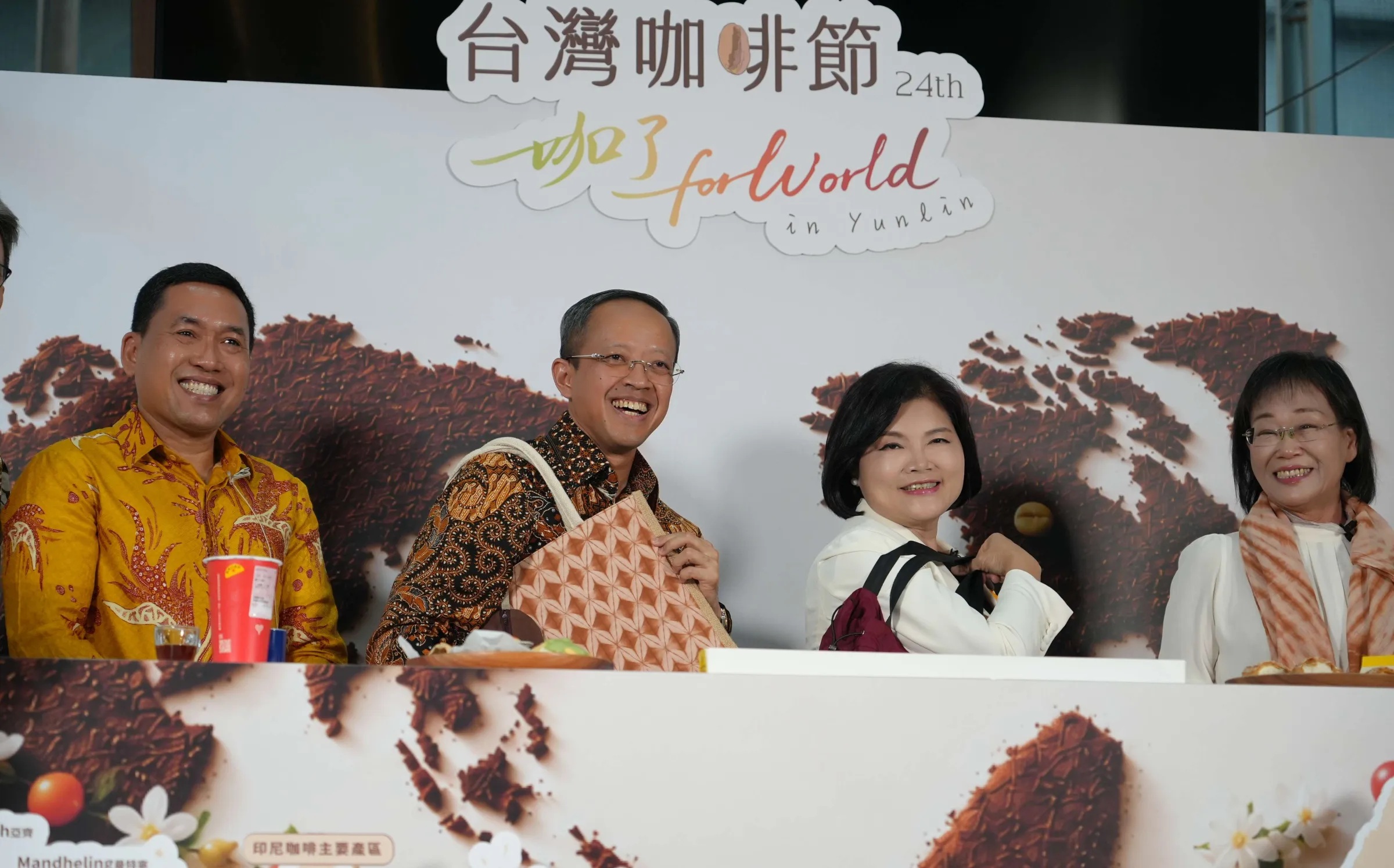 雲林縣長張麗善與駐台北印尼經濟貿易代表處分享咖啡素材再利用的永續工藝。（圖／雲林縣政府提供）