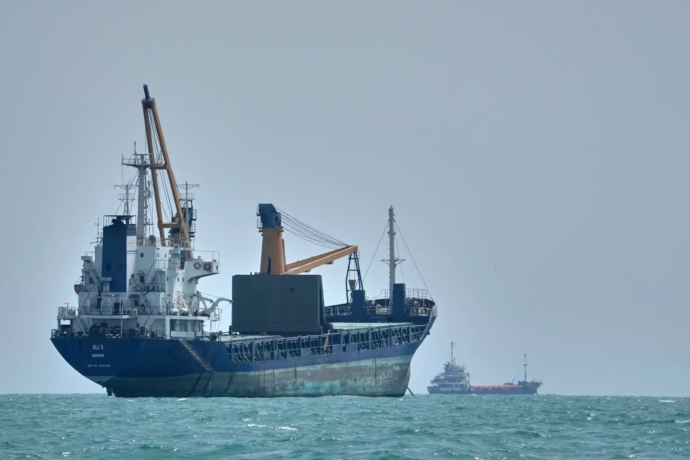 2026年9月6日，貨輪與商船停泊在伊朗阿巴斯港附近的荷莫茲海峽。（美聯社）