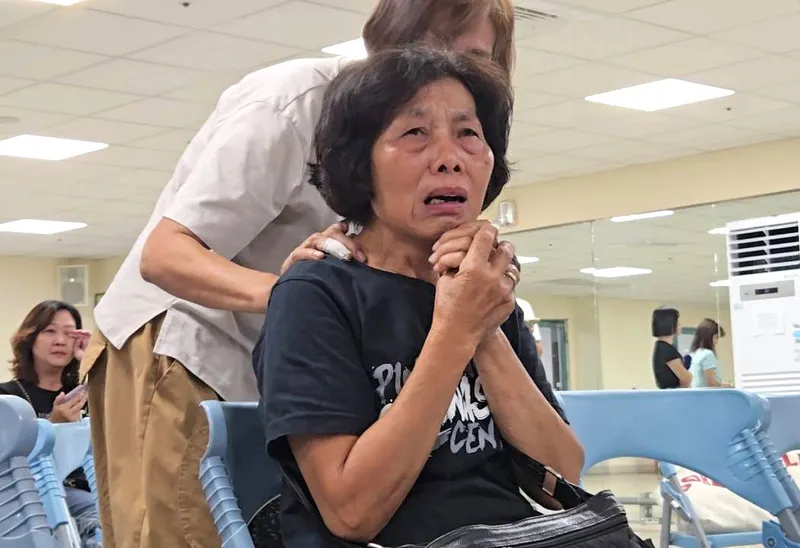 屏東體操選手遭放棄世錦賽資格　家屬淚訴不公 屏東體操選手的世錦賽遞補資格，在未被告知情況下遭中華民國體操協會放棄，民進黨立委徐富癸9日偕同選手家屬舉行記者會，選手潘采宸的阿嬤（前）淚訴協會不給孩子機會。中央社記者黃郁菁攝115年9月9日